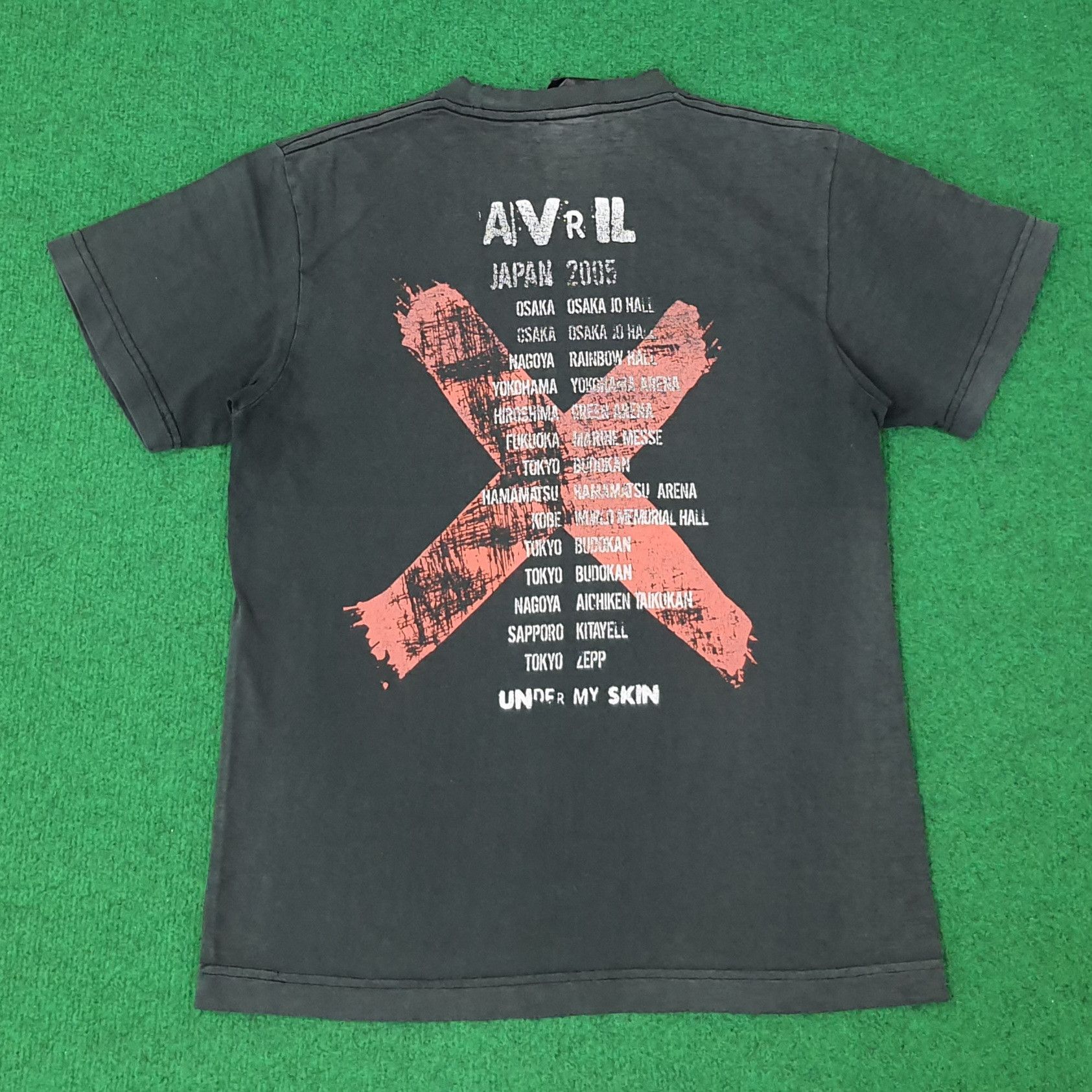 Band Tees Vintage Avril Lavigne Under My Skin Tour 2005 Tshirt C249N69 Size US S / EU 44-46 / 1 - 3 Thumbnail