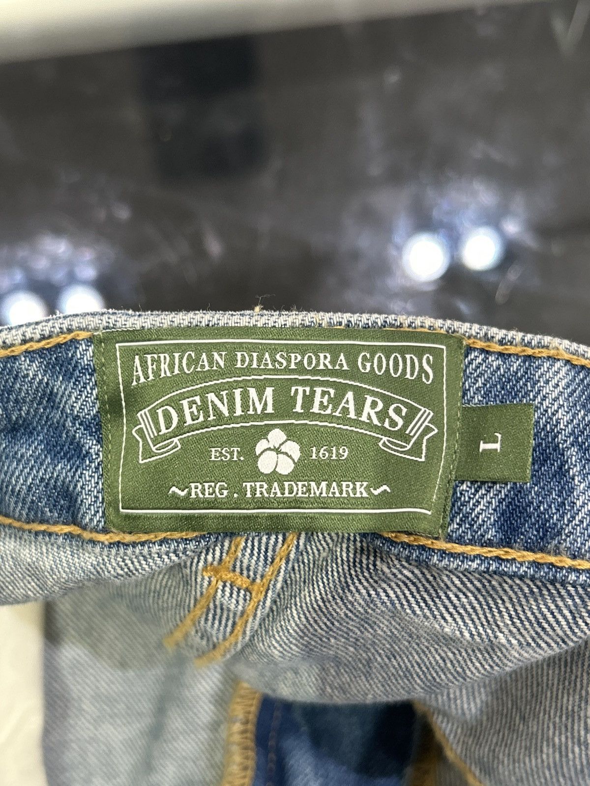 DENIM TEARS Denim tears laser wreath denim light wash Size US 34 / EU 50 - 3 Thumbnail