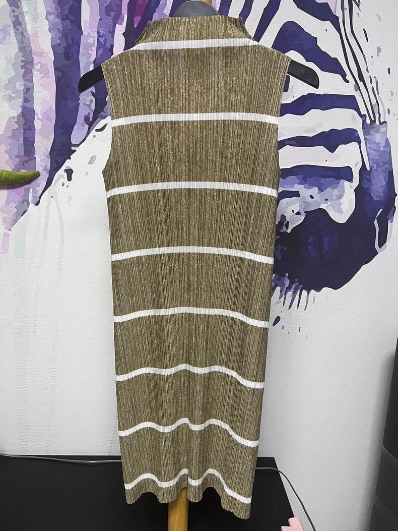 Issey Miyake Issey Miyake size:3 Golden-brown pleated sleeveless dress Size S / US 4 / IT 40 - 2 Thumbnail