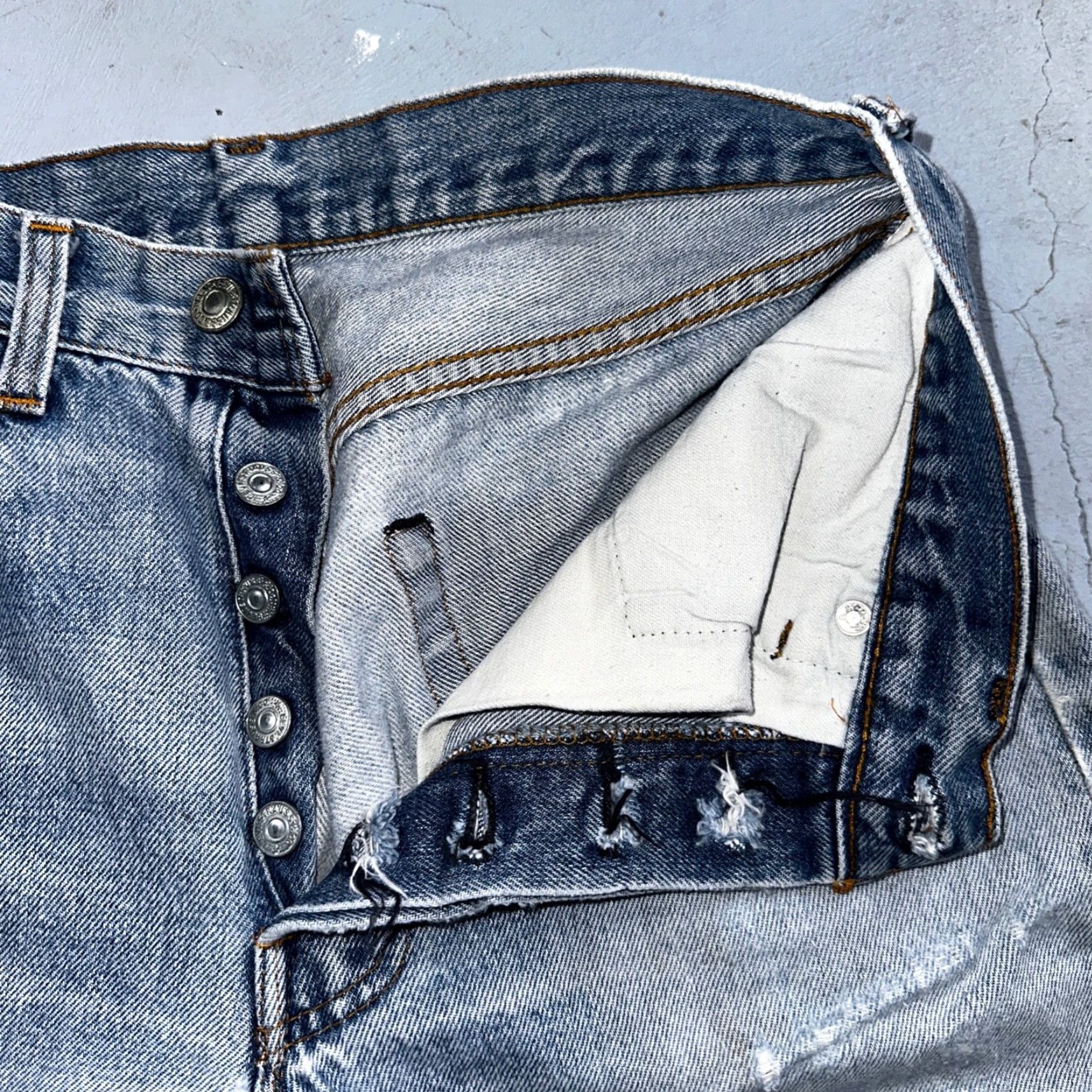 Levi's VINTAGE Levi's 501 Jeans 80s Redline Selvedge USA XX Light Wash 30x34 28 Regular Men Blue Cotton Denim Straight Jeans Mens Size US 28 / EU 44 - 4 Thumbnail