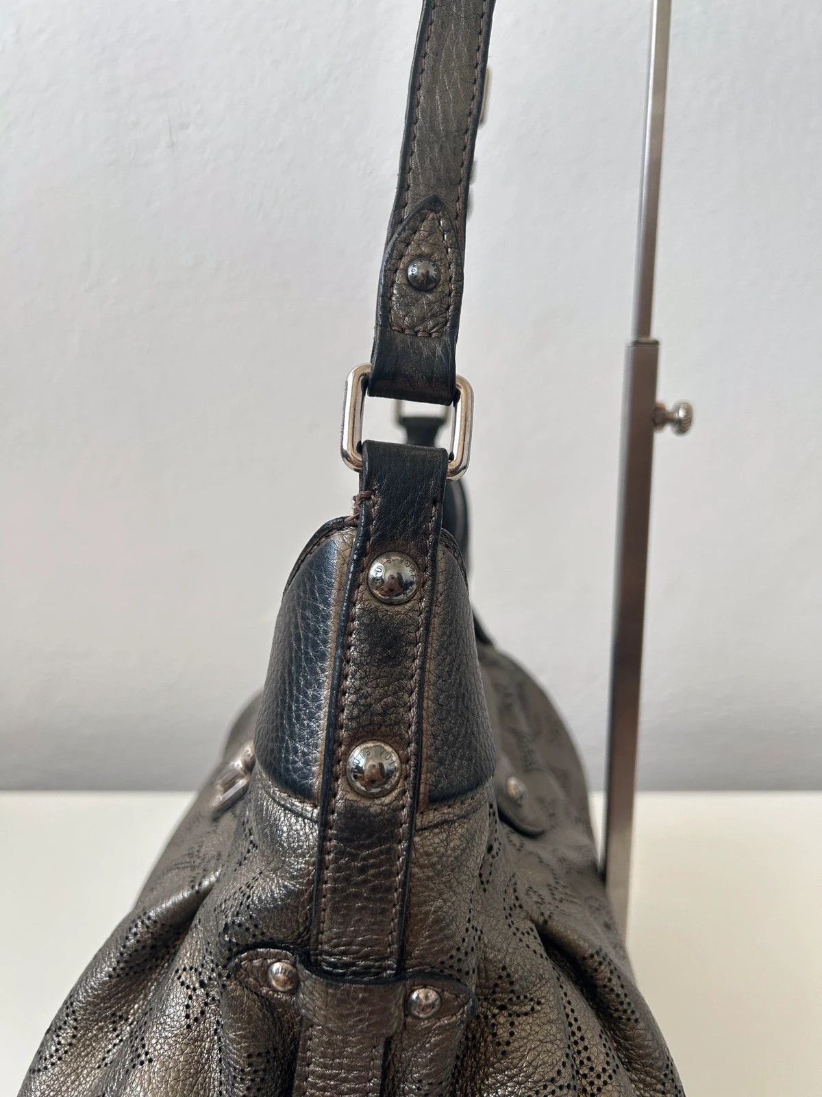 Louis Vuitton Louis Vuitton Argent Monogram Mahina handbag Size ONE SIZE - 8 Thumbnail