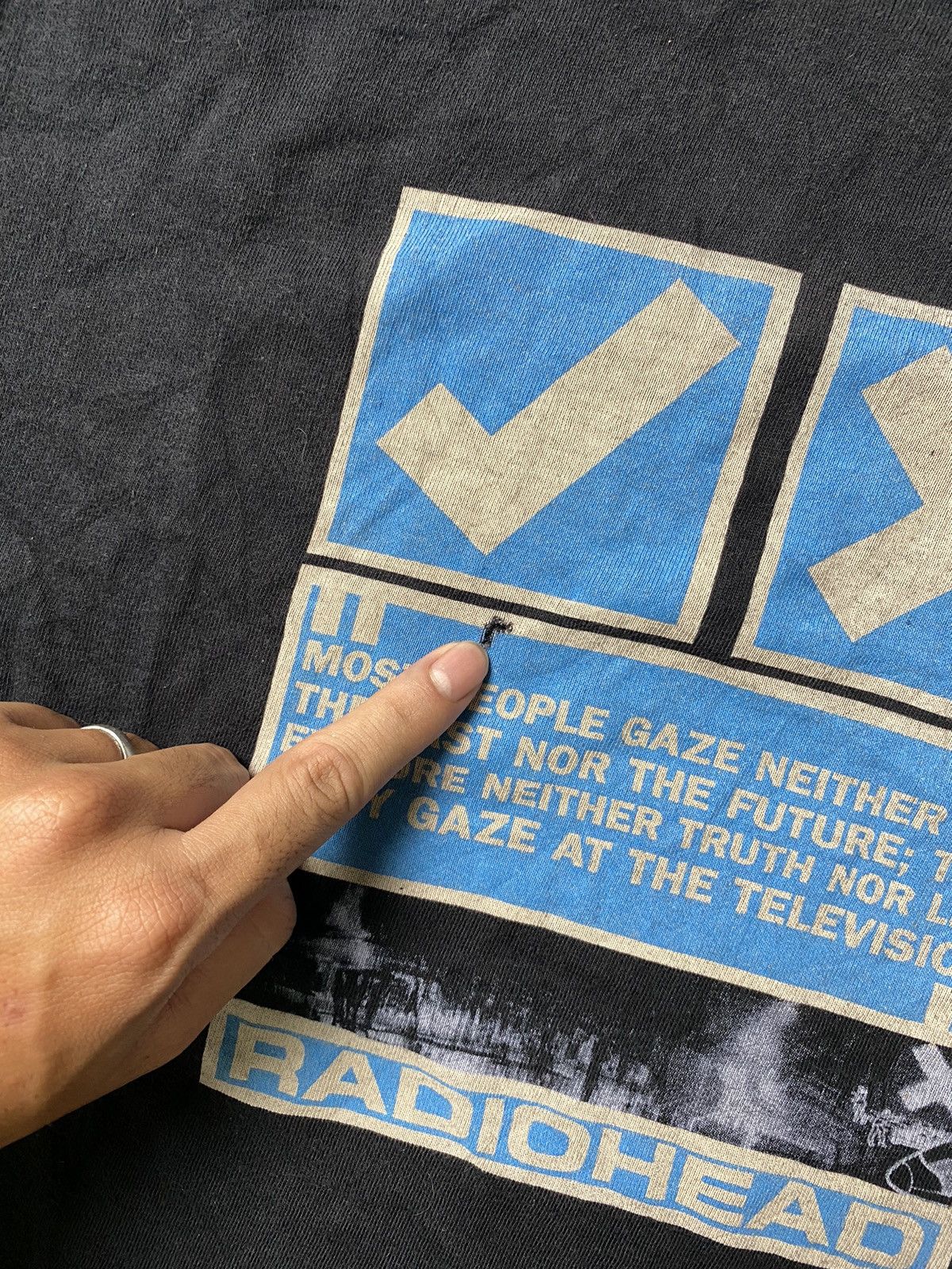 Band Tees × Vintage Vintage 90s Radiohead Ok Computer Tshirt Size US M / EU 48-50 / 2 - 8 Thumbnail