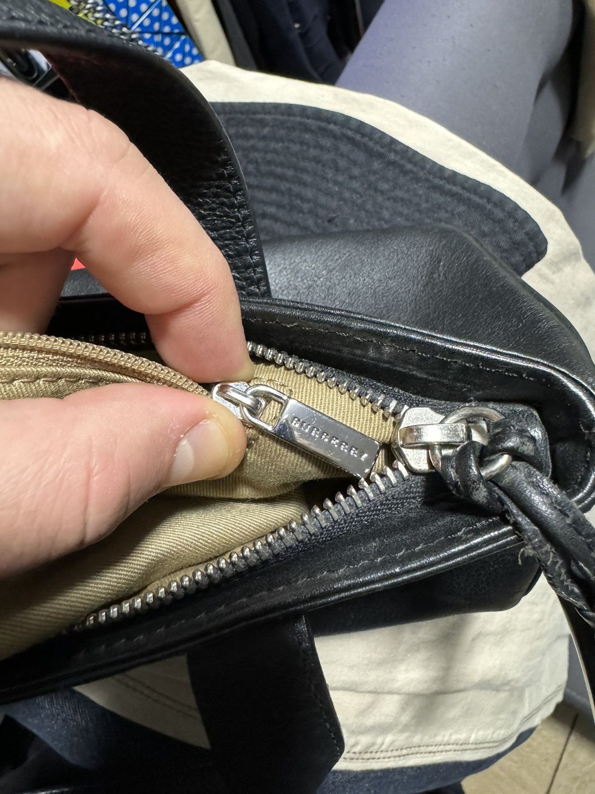 Burberry × Vintage Rare Burberry Leather vintage horn toggle small bag Size ONE SIZE - 18 Thumbnail