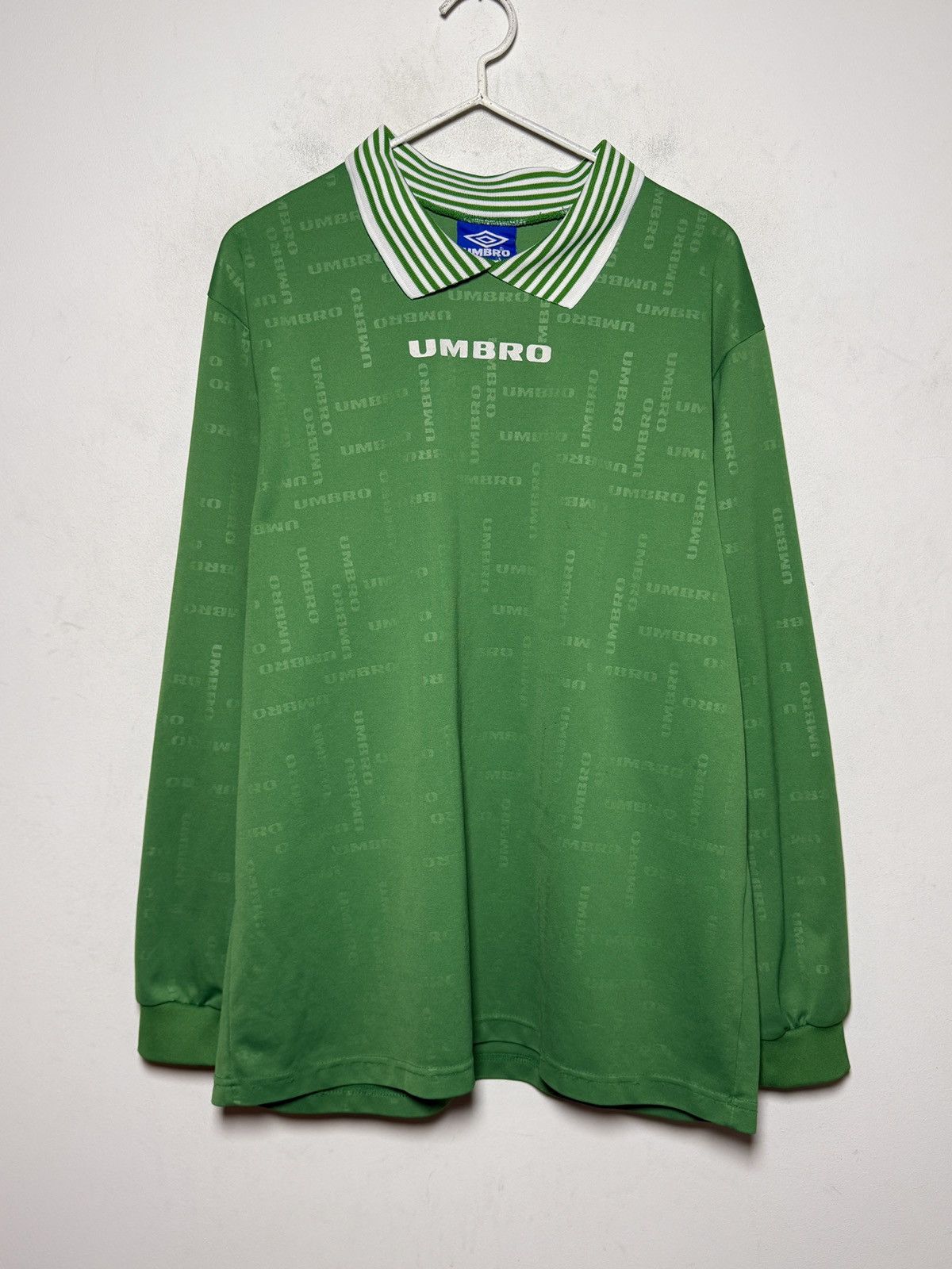Umbro Umbro long sleeve football jersey in a vivid green tone. Size US L / EU 52-54 / 3 - 2 Thumbnail