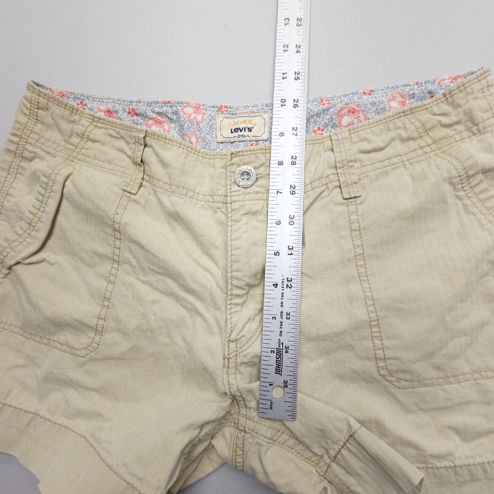 Levi's Levi's Women's Mini Shorts Size 8 Ivory Low Rise 4" Inseam Cotton Casual 2000s Size 30" / US 8 / IT 44 - 5 Thumbnail