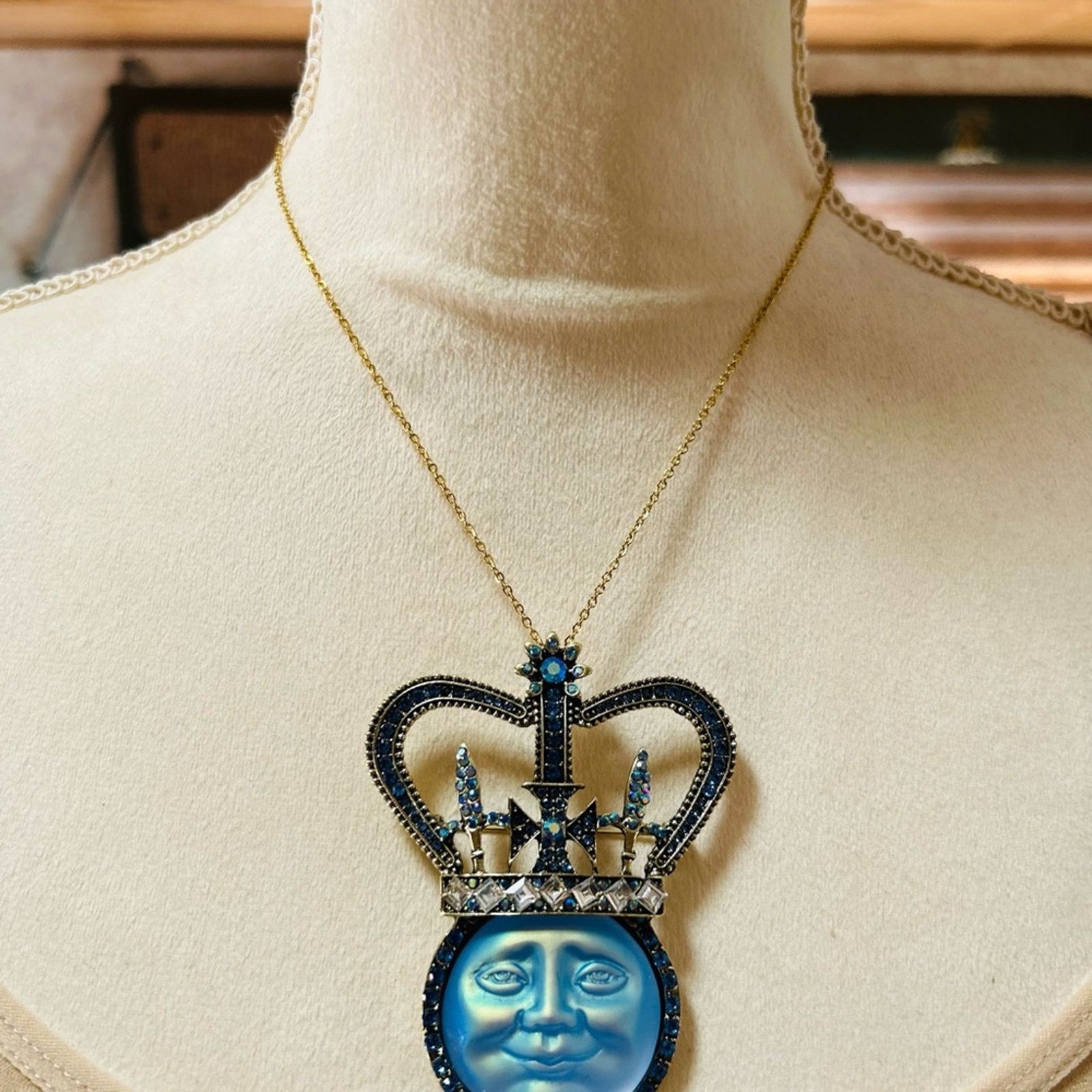 Jewelry Iridescent 3D man in the moon face king brooch pendant Size ONE SIZE - 7 Thumbnail