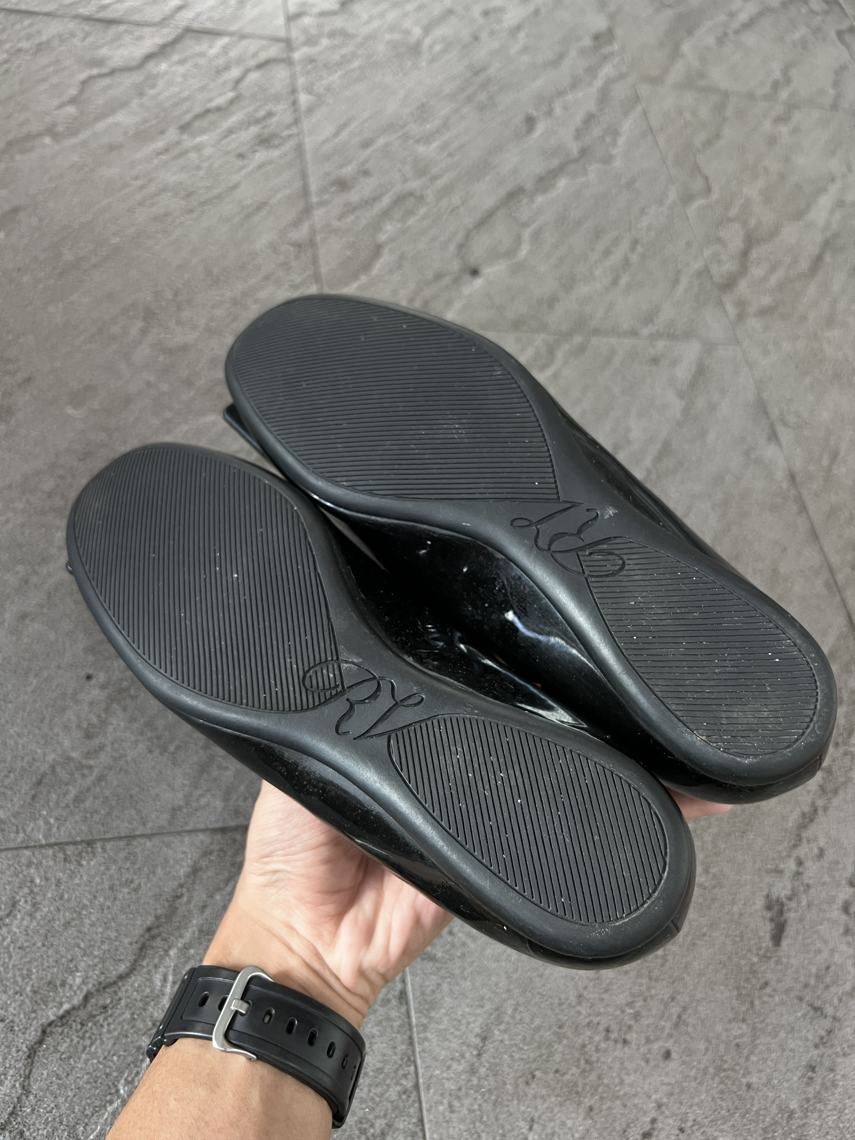 Roger Vivier Roger Vivier Gommette Patent Flats Black EU37 Size US 7 / IT 37 - 9 Thumbnail