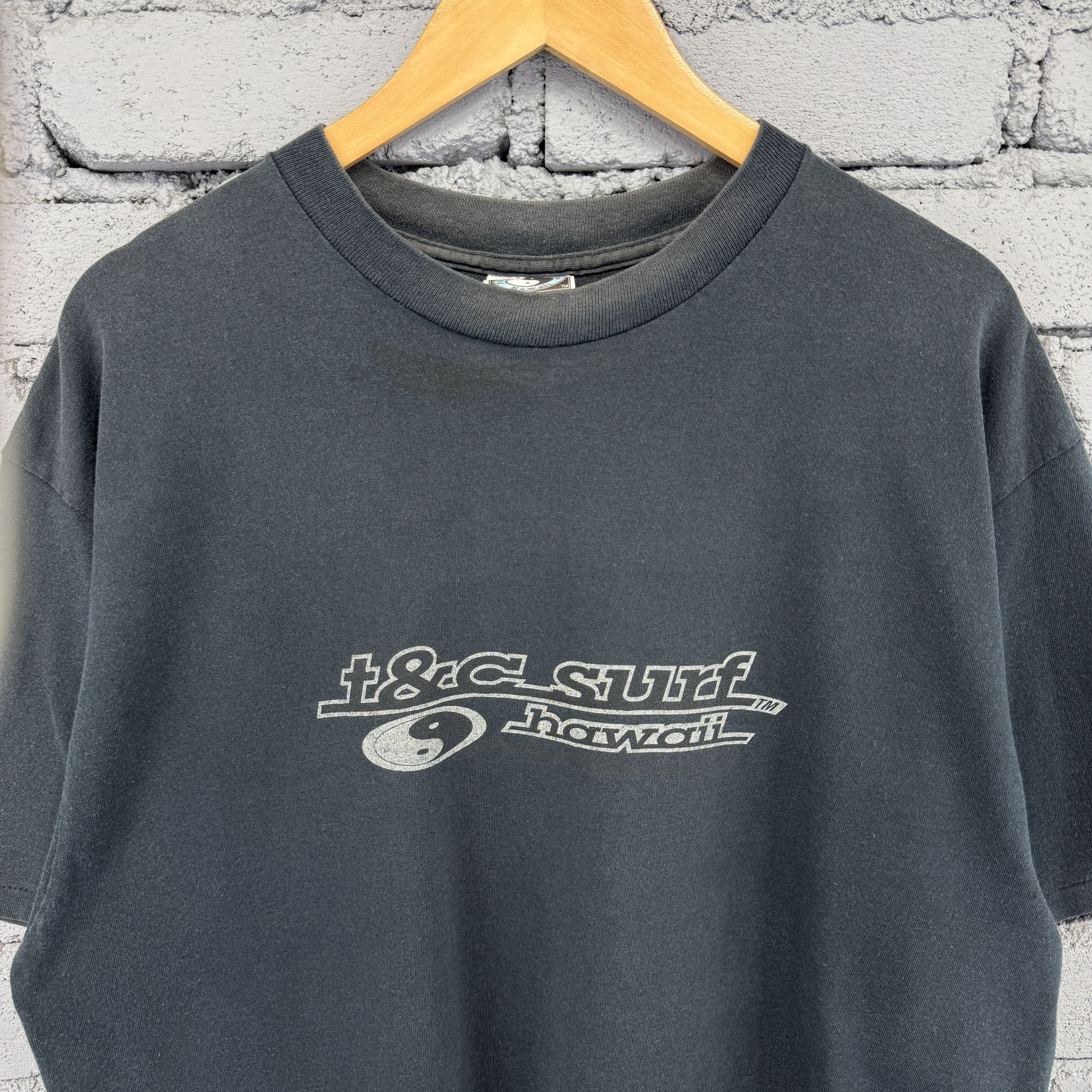 Vintage Vintage 90s Sunfaded T&C Surf Designs Hawaii Backhit Surfing Size US L / EU 52-54 / 3 - 3 Thumbnail