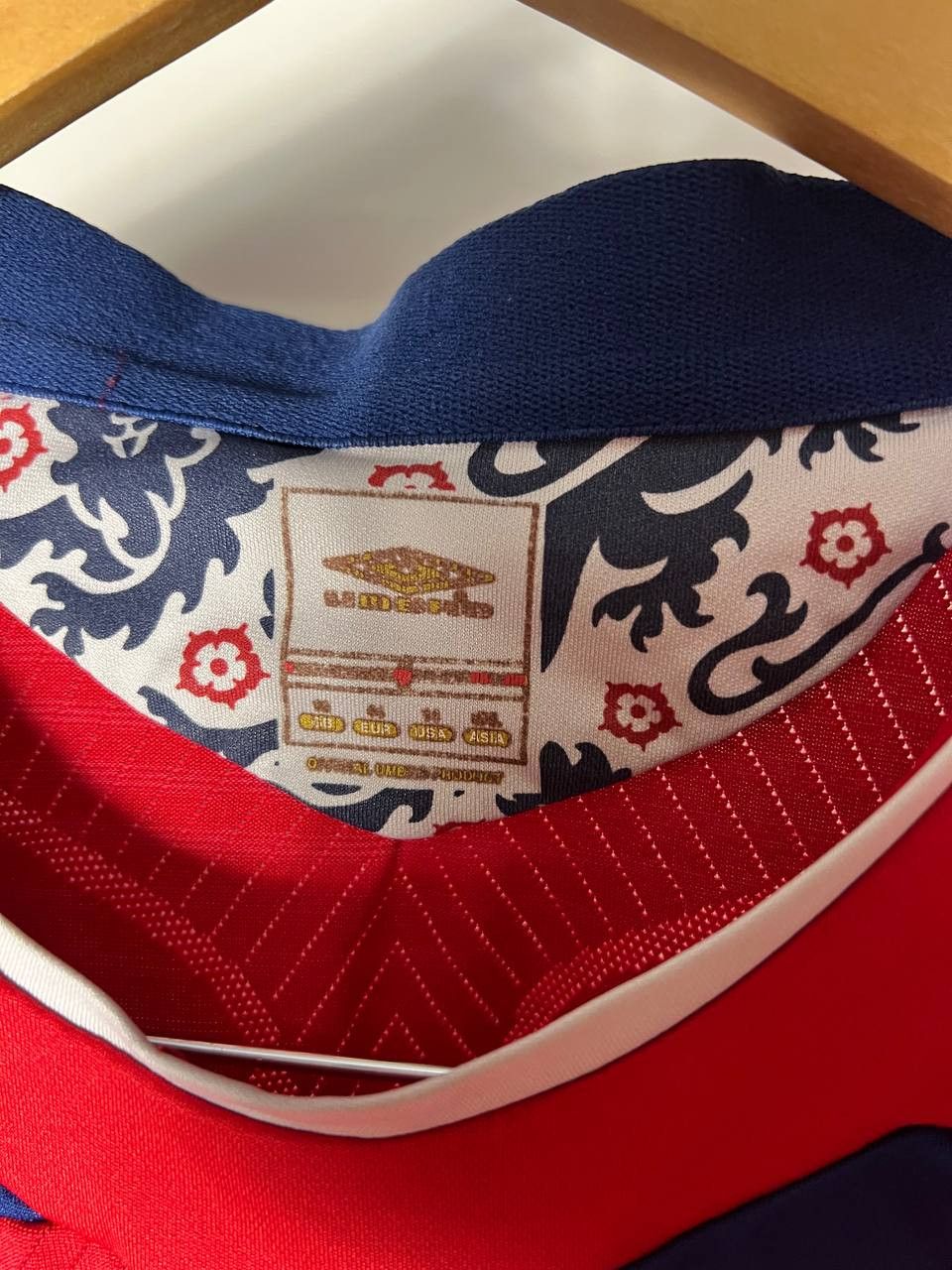 Umbro VINTAGE UMBRO ENGLAND RETRO SOCCER JERSEY MANCHESTER Y2K 90s Size US M / EU 48-50 / 2 - 8 Thumbnail