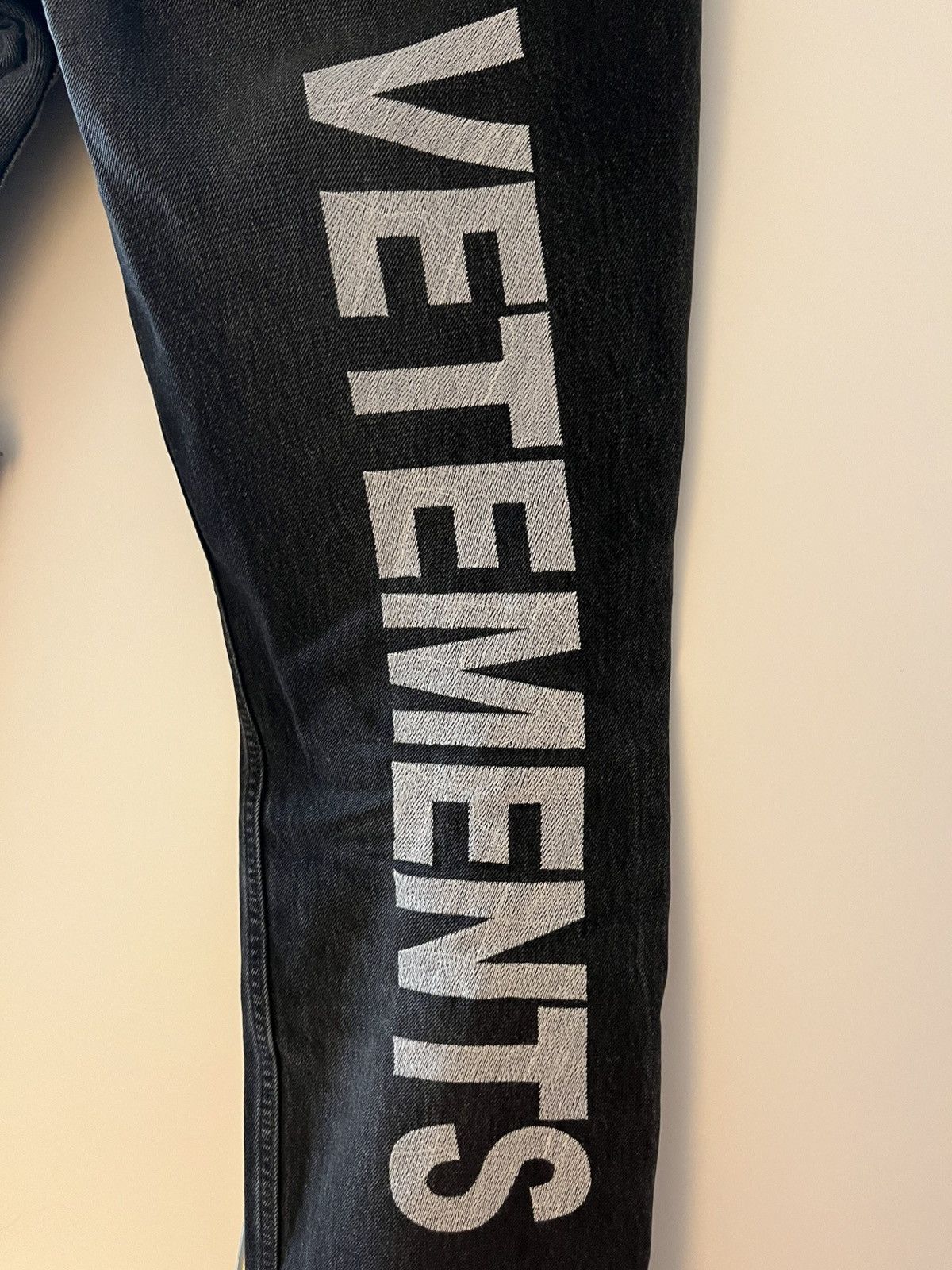 Levi's × Vetements Vetements X Levi’s Back logo embroidery black Size US 34 / EU 50 - 4 Thumbnail