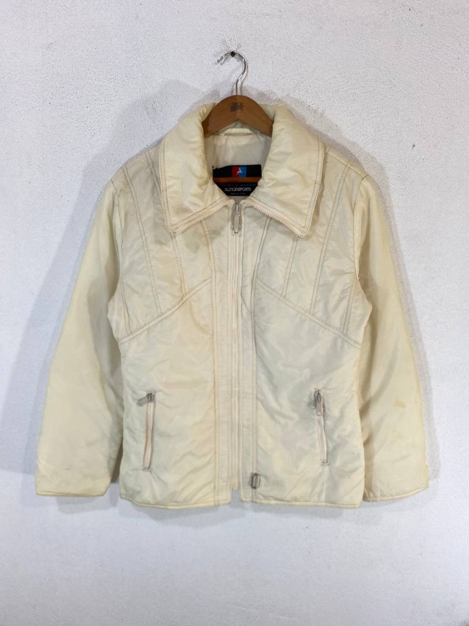 Vintage vintage white stag skiwear retro puffer jacket nice design Size US L / EU 52-54 / 3 - 1 Thumbnail
