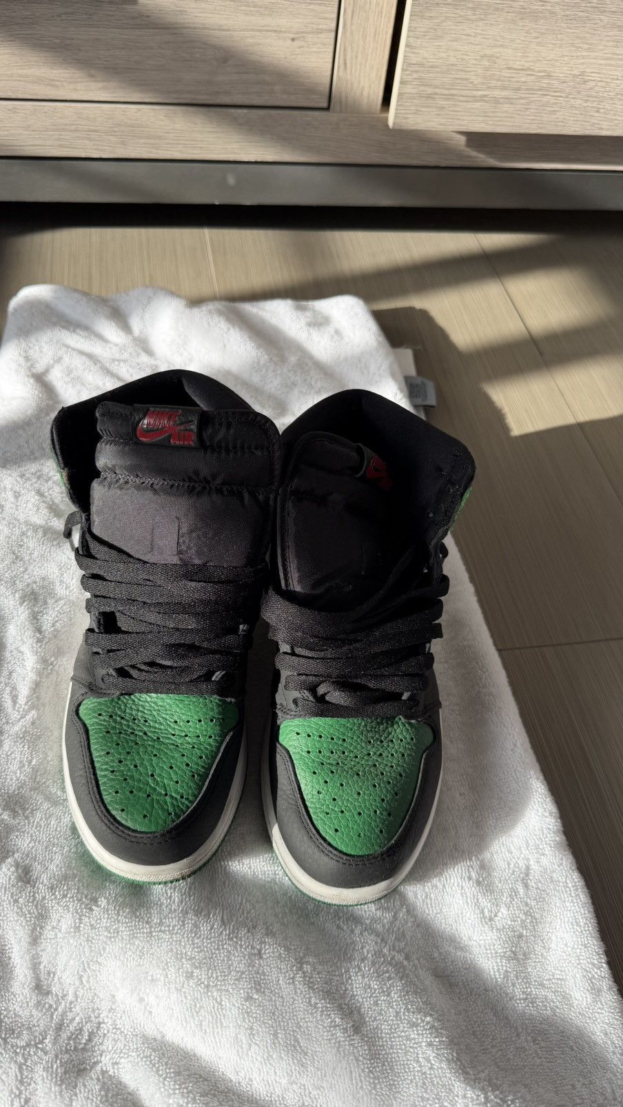 Jordan Brand Air Jordan 1 OG Pine Green 2.0 Size US 8 / EU 41 - 1 Thumbnail