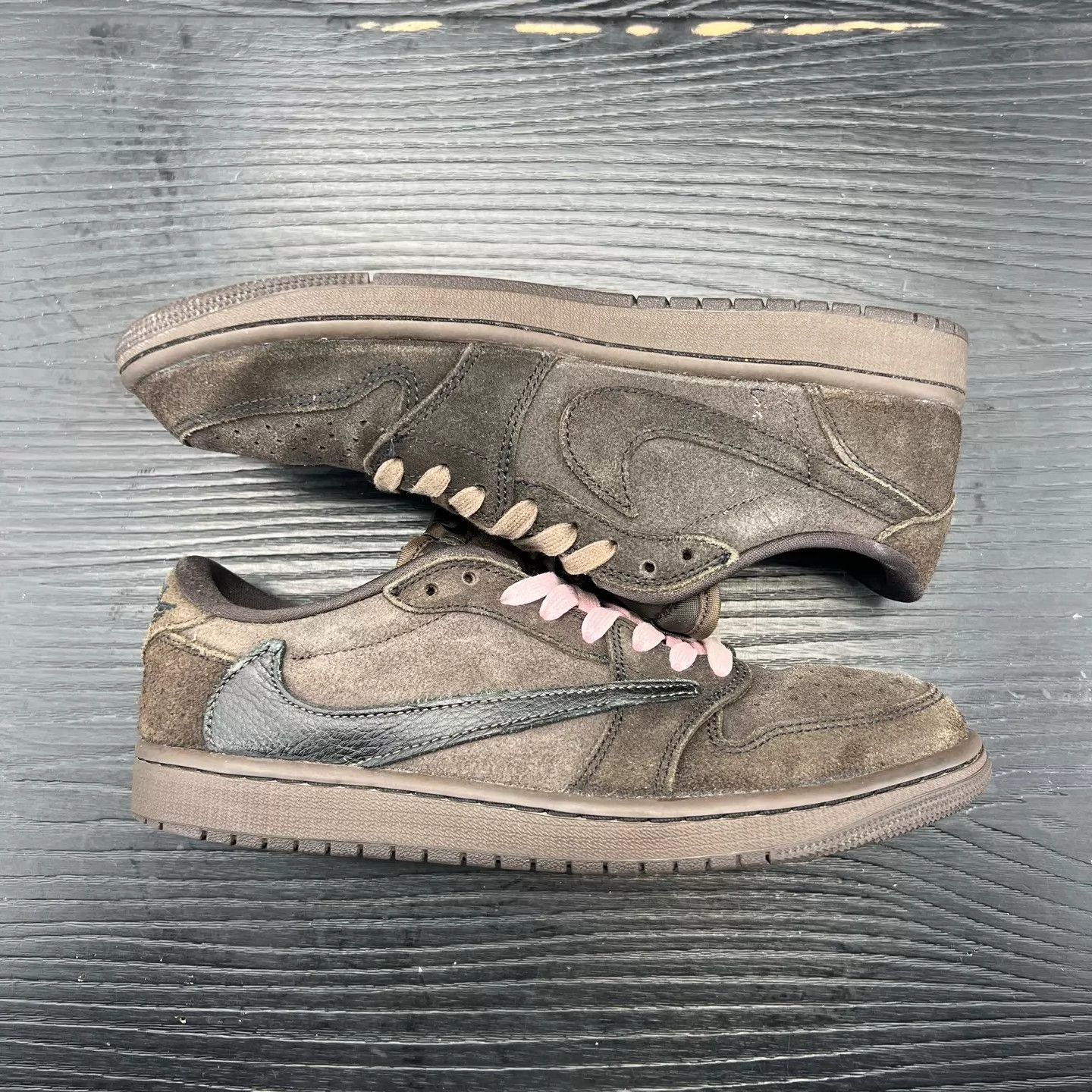 Travis Scott Travis Scott x AJ1 Low Velvet Barbed Hook 42 Size US 9 / EU 42 - 7 Thumbnail