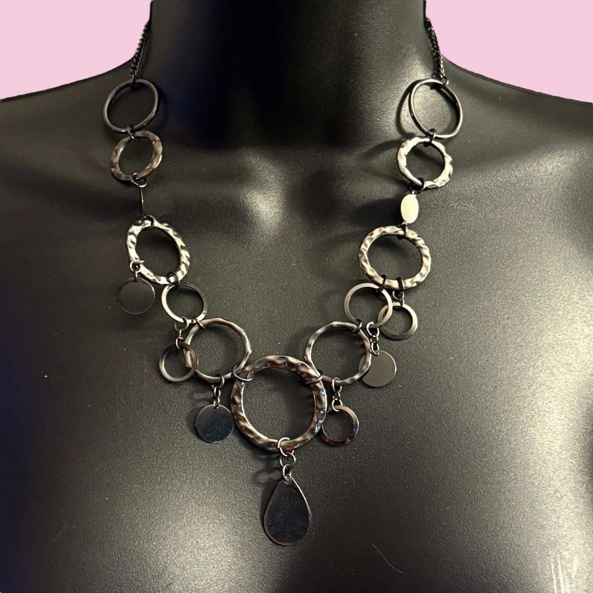 Other Gunmetal open hammered links and disc dangles necklace Size ONE SIZE - 1 Thumbnail