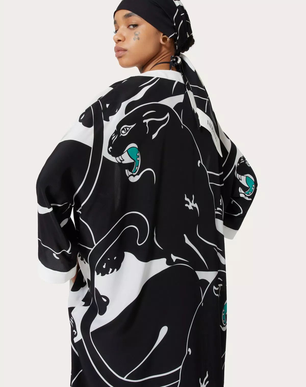 Valentino o1s1wg110625 Crepe De Chine Panther Kaftan in Black/Milky Size M / US 6-8 / IT 42-44 - 5 Thumbnail