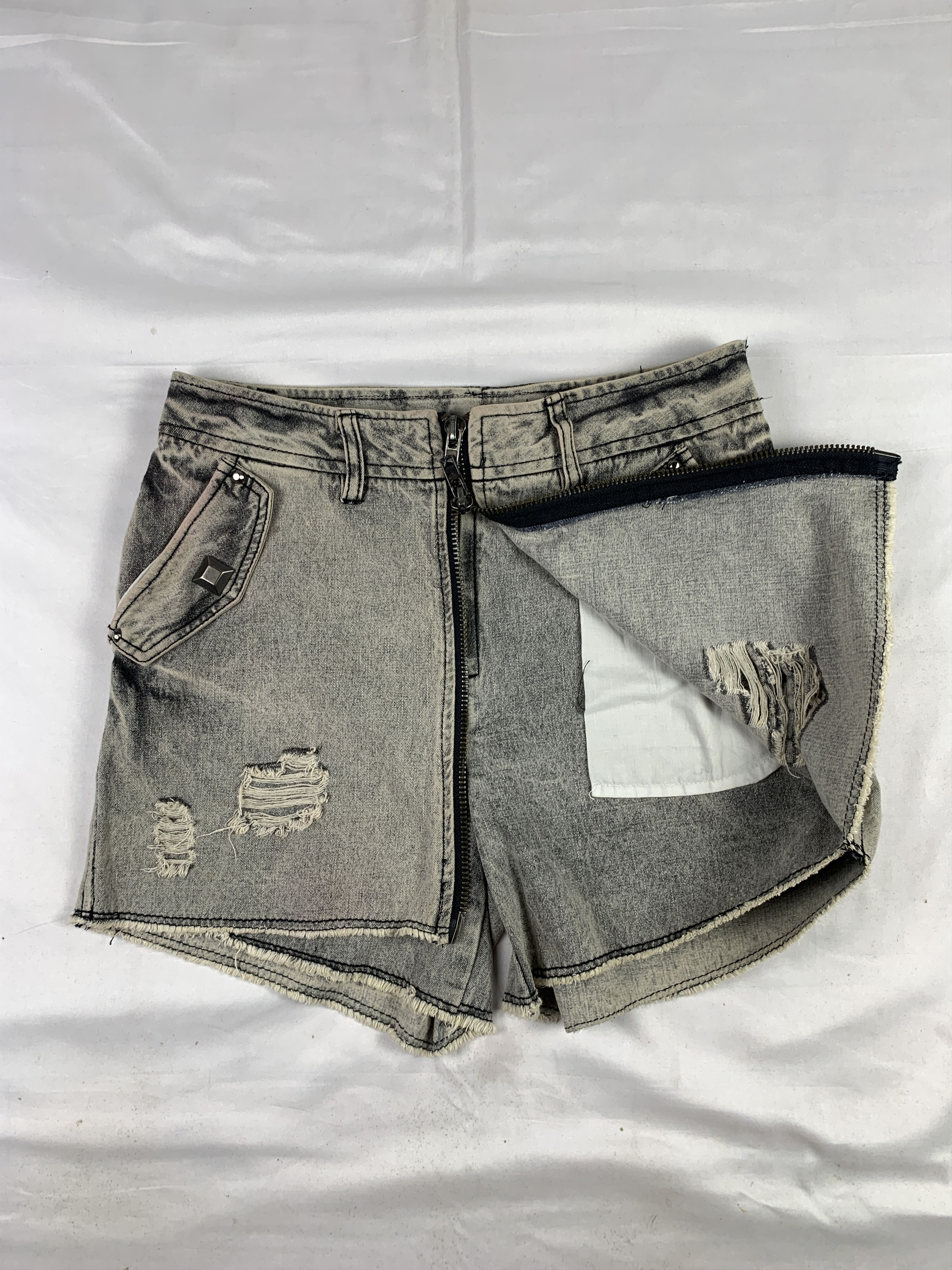 Dig Deep Dig Deep Japan Washed Gray Zip up Skorts (31) Size 31" - 4 Thumbnail