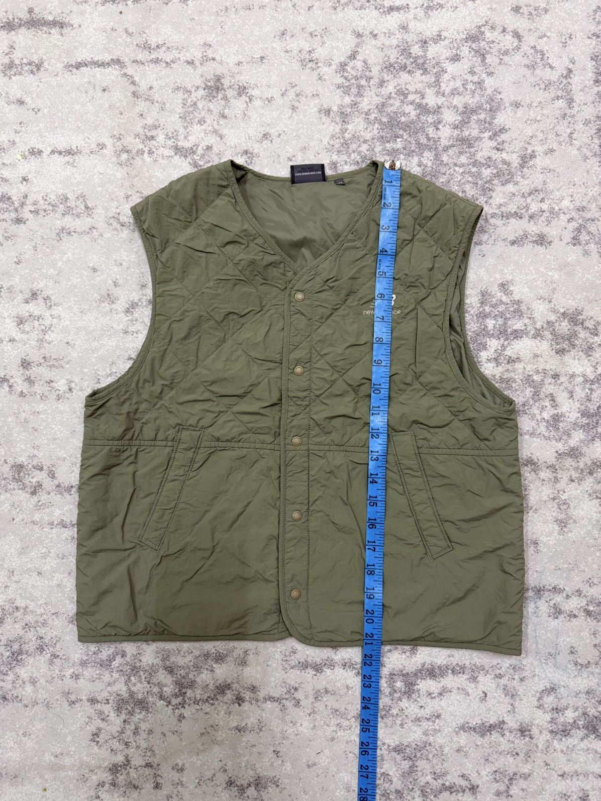 New Balance NEW BALANCE BACKHIT LOGO QUILTED SNAP BUTTON OLIVEGREEN VEST Size S / US 4 / IT 40 - 16 Thumbnail