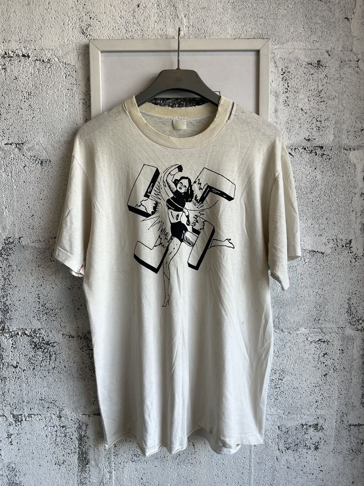 Vintage Vintage Artwork Design Very worn 90’s Tshirt Size US XL / EU 56 / 4 - 2 Thumbnail