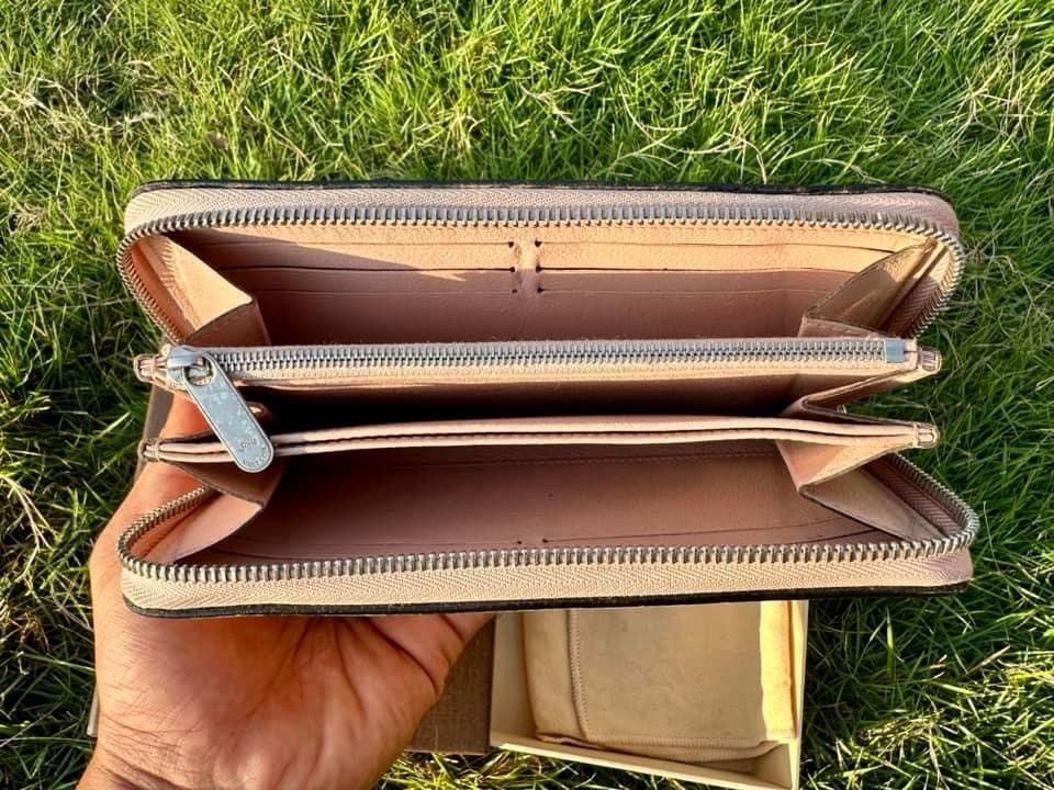 Louis Vuitton Authentic LOUIS VUITTON Pink Mahina Zippy Wallet Size ONE SIZE - 4 Thumbnail