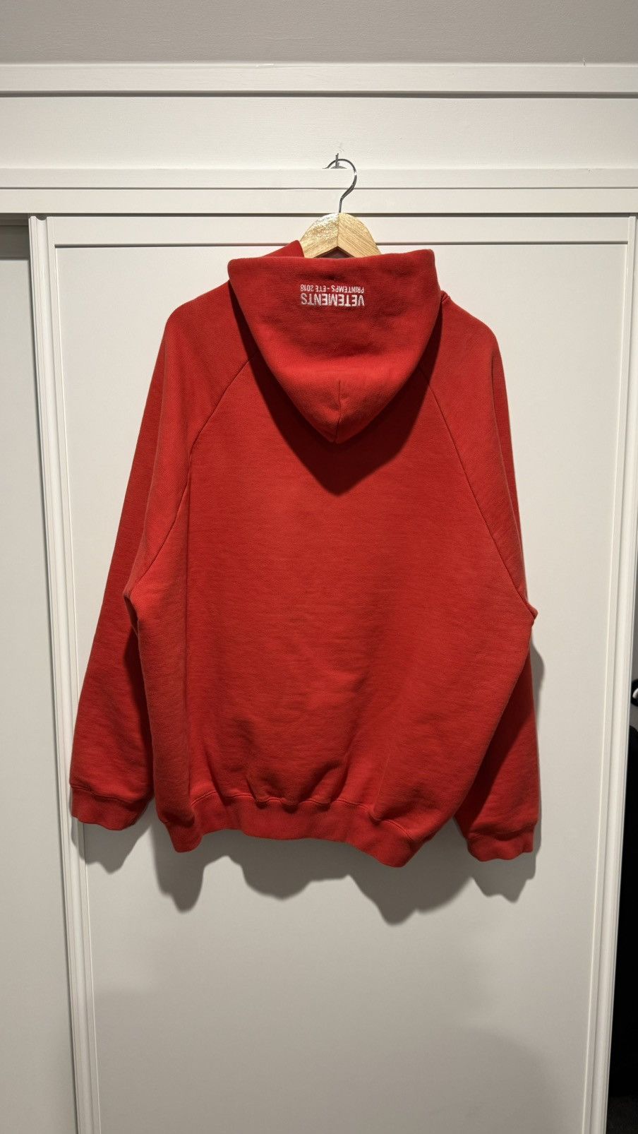 Tommy Hilfiger × Vetements VETEMENTS X TOMMY HILFIGGER 2018 RED HOODIE SM Size US S / EU 44-46 / 1 - 3 Thumbnail