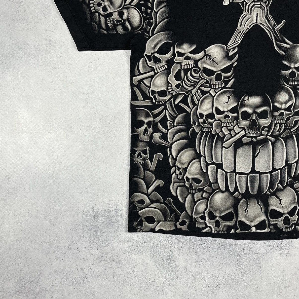 Vintage Vintage Skulls All Over Print rare single stitch T shirt 90s Size US M / EU 48-50 / 2 - 5 Thumbnail