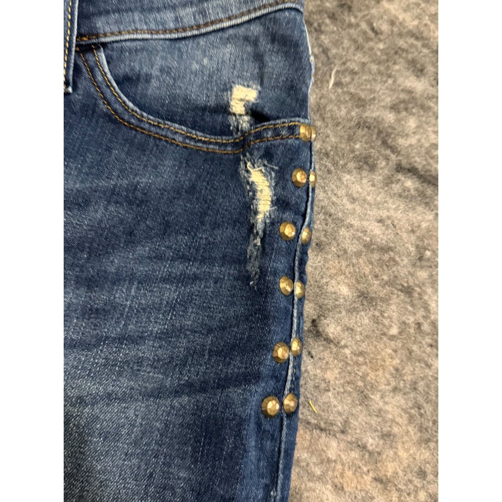 Vintage Rock & Republic Bermuda Shorts Women’s Blue Distressed Size 12 Beach Casual 5-Pocket Denim Short(s) Regular Fit Womens Size 34" / US 12 / IT 48 - 2 Thumbnail