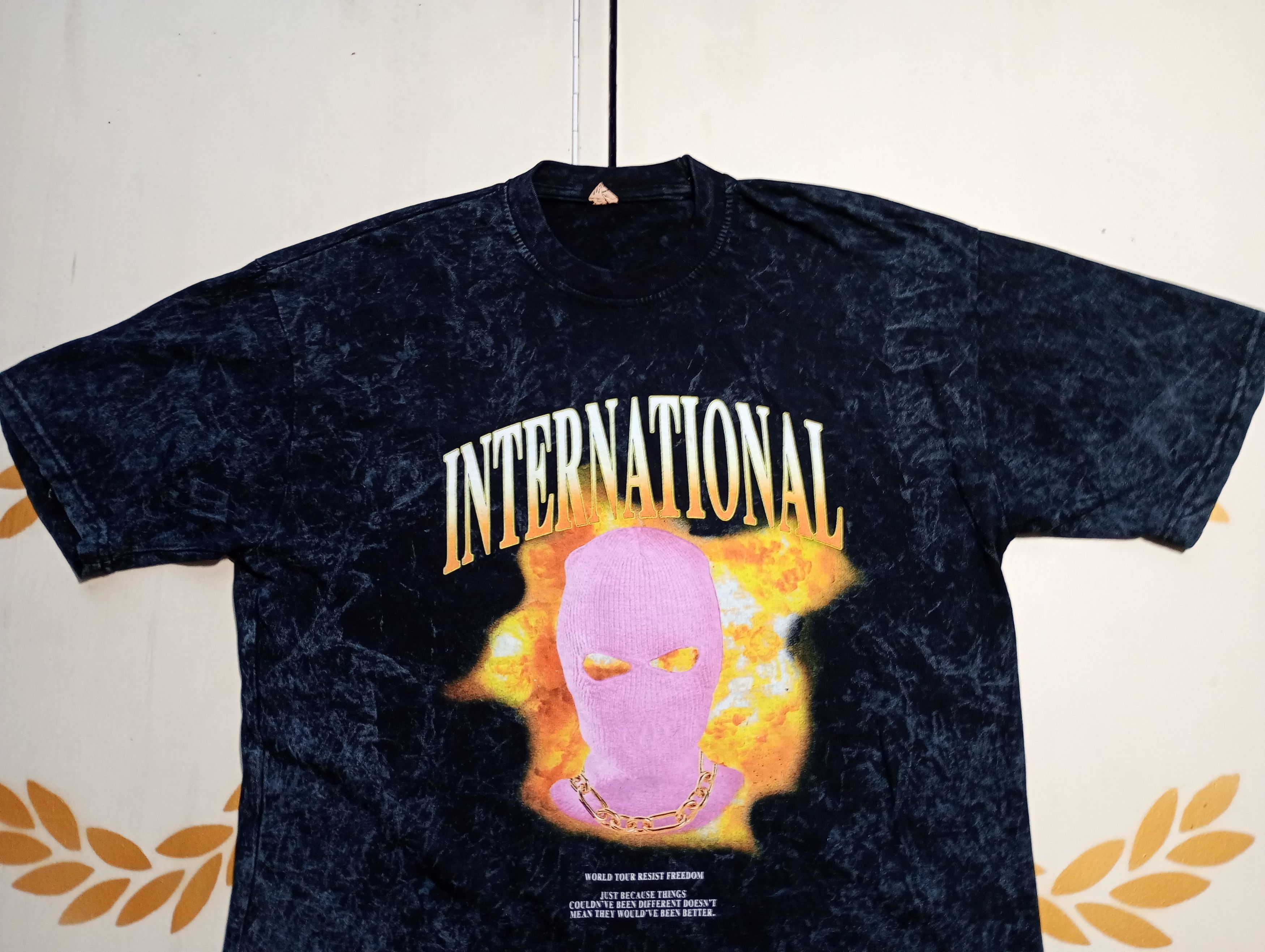 Vintage International World Tour Resist Freedom T-Shirt Size US L / EU 52-54 / 3 - 4 Thumbnail