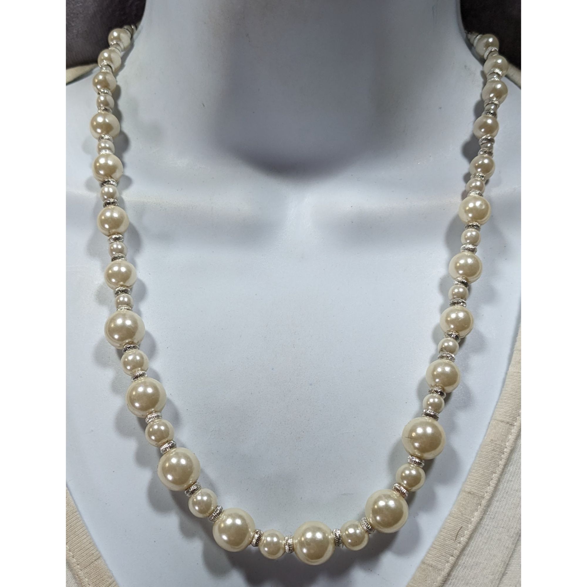 Other Vintage Avon White Faux Pearl Necklace With Silver Tone Acce Size ONE SIZE - 5 Thumbnail