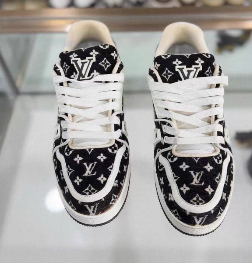 Louis Vuitton Louis Vuitton Trainer flocked black and white full-print c Size US 7 / EU 40 - 2 Thumbnail