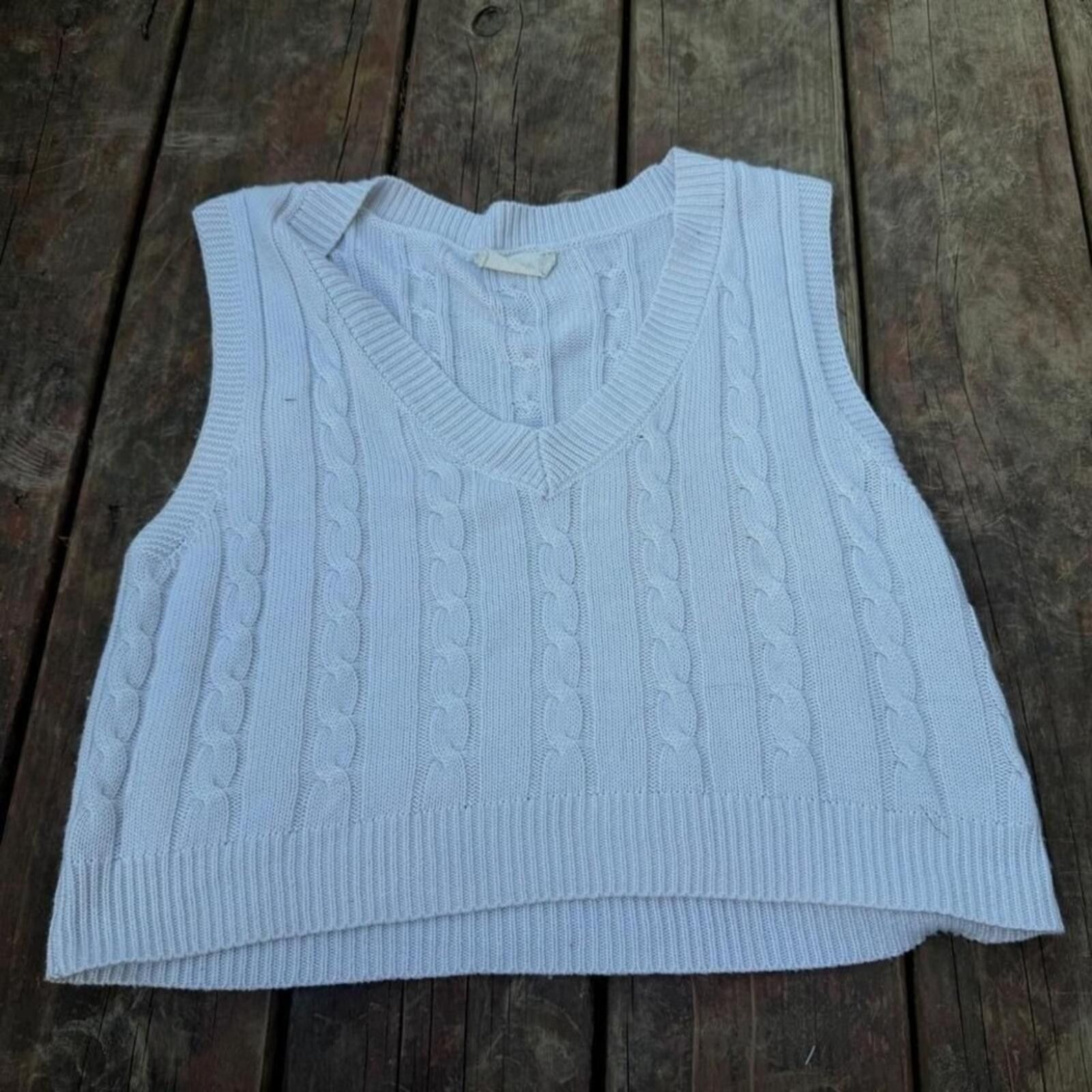 Other Altar'd State White Cable Knit Sweater Vest V-Neck Size XS / US 0-2 / IT 36-38 - 1 Thumbnail