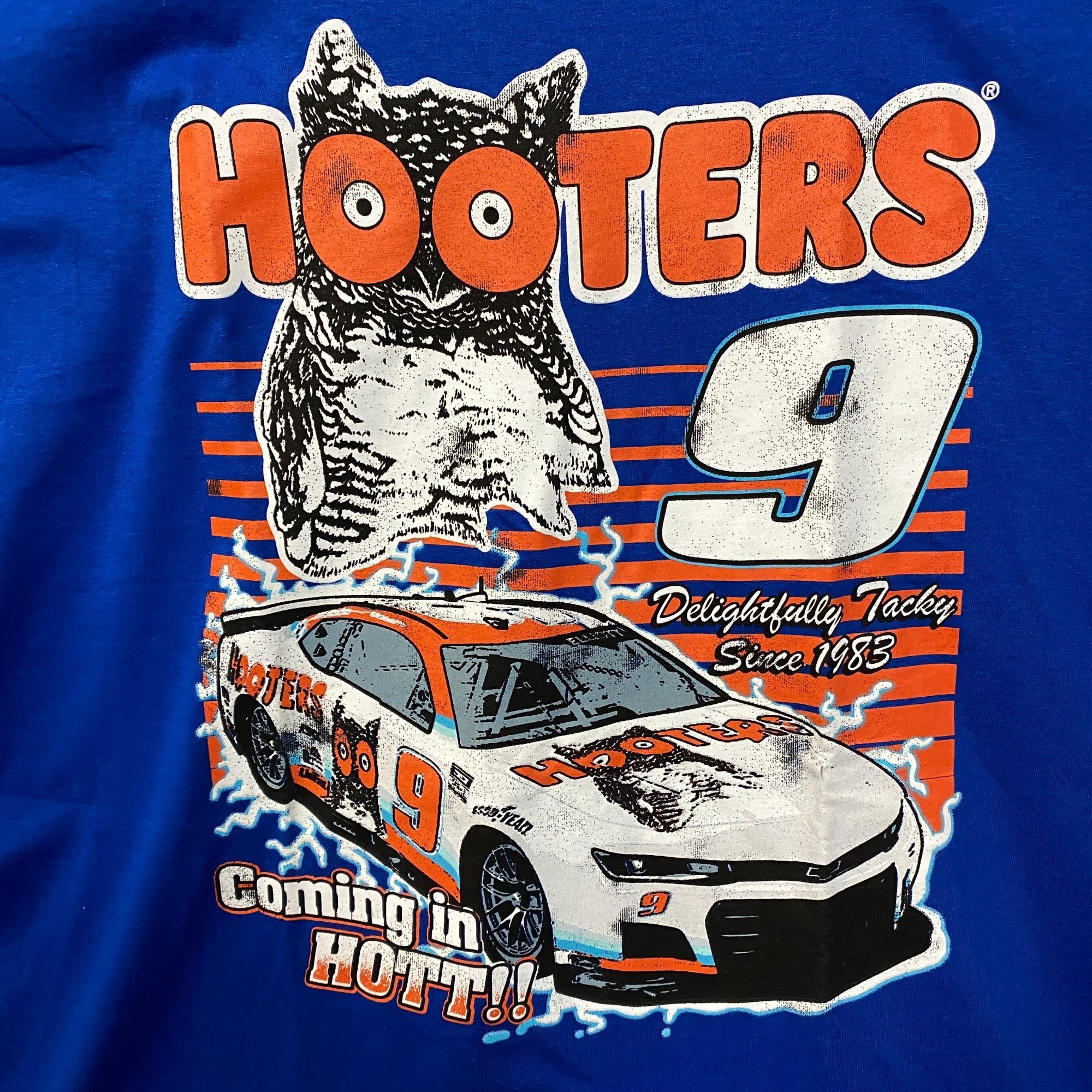 Other Hooters Coming In Hot Delightfully Tacky Since 1983 T-Shirt Size US XL / EU 56 / 4 - 2 Thumbnail