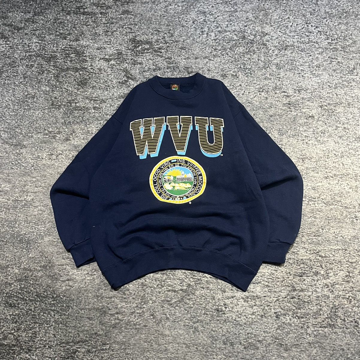 Vintage Vintage 90s West Virginia University Crewneck Sweatshirt Size US L / EU 52-54 / 3 - 1 Thumbnail