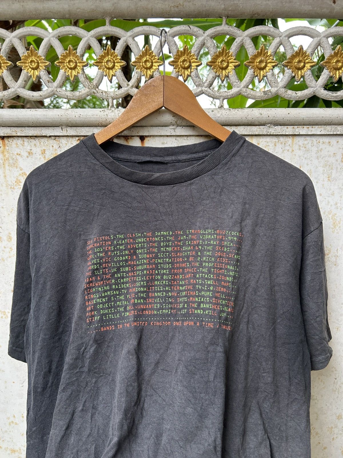 Vintage Vintage Rock Band Tshirt Distressed Sun Faded Erd grunge ege Size US S / EU 44-46 / 1 - 7 Thumbnail