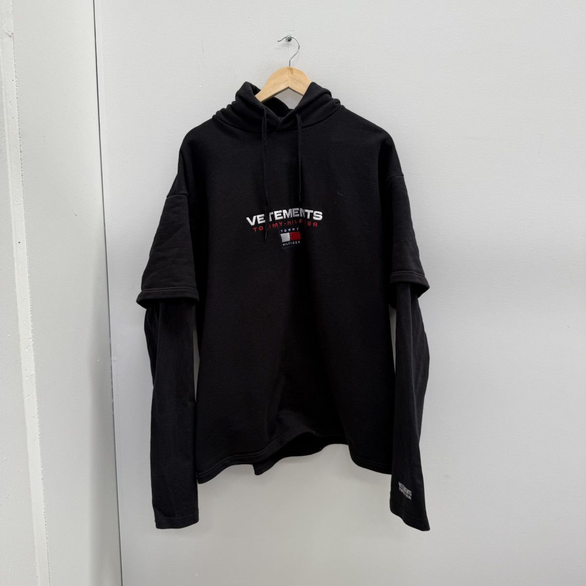 Vetements Vetements Tommy Hilfiger Double Sleeve Oversized Hoodie Size US L / EU 52-54 / 3 - 1 Thumbnail