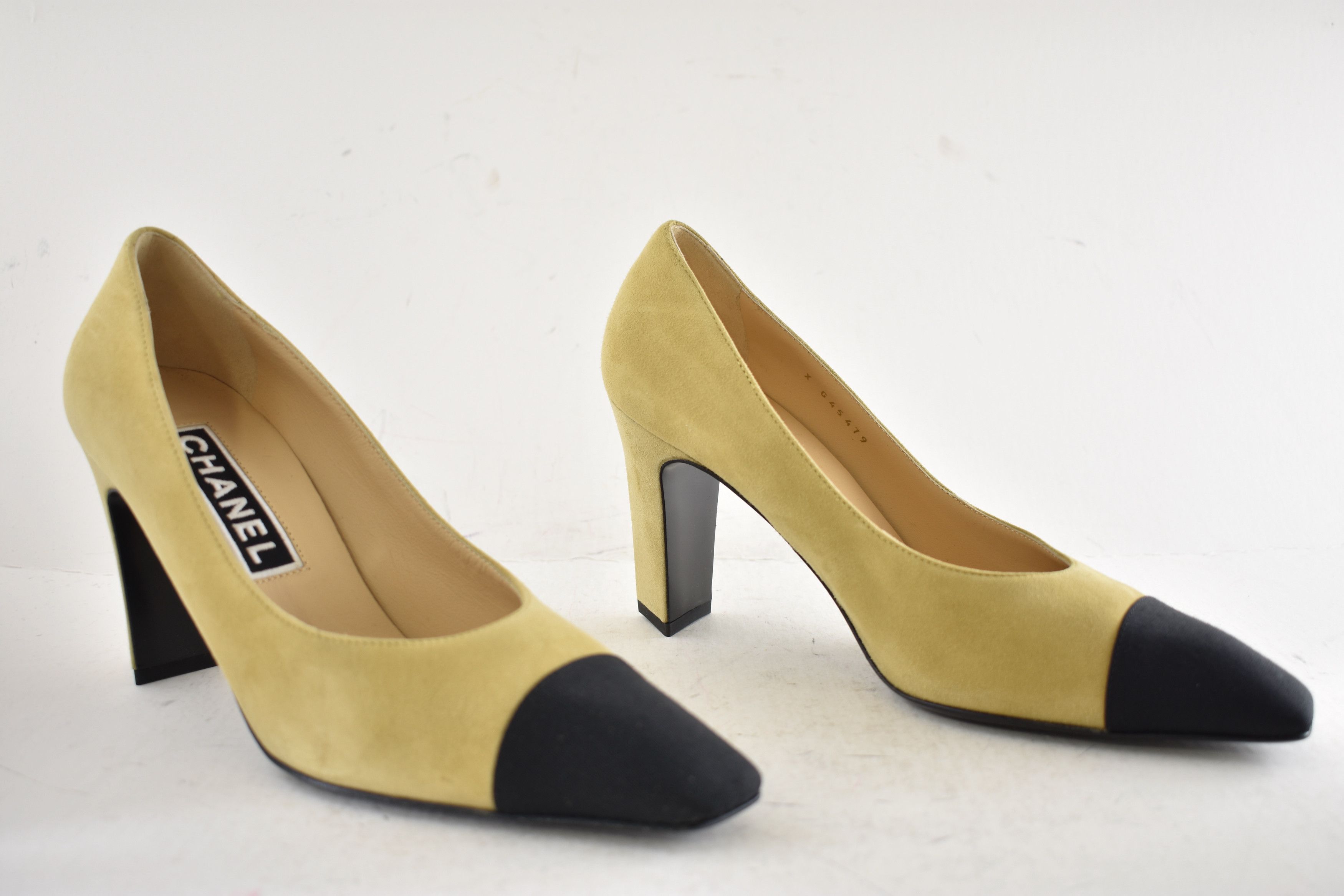 Chanel 25A Suede Black Square CC Crystal Logo Heel Of Fame Pump 39 Size US 9 / IT 39 - 3 Thumbnail