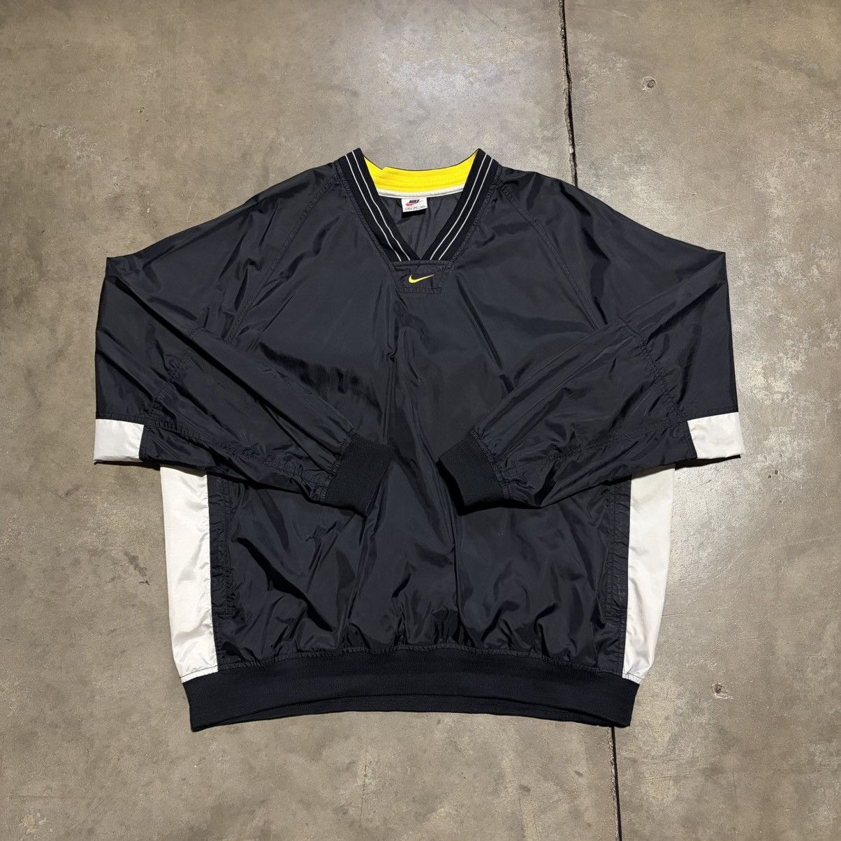 Nike Vintage Nike Windbreaker Track Jacket Pullover Center Swoosh Size US XL / EU 56 / 4 - 1 Thumbnail