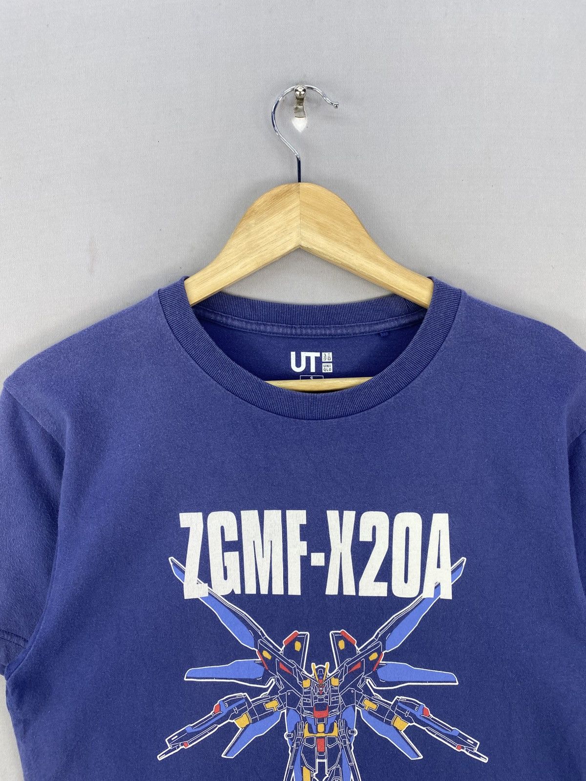 Uniqlo Uniqlo UT X Gundam Graphic Tee Size US S / EU 44-46 / 1 - 7 Thumbnail