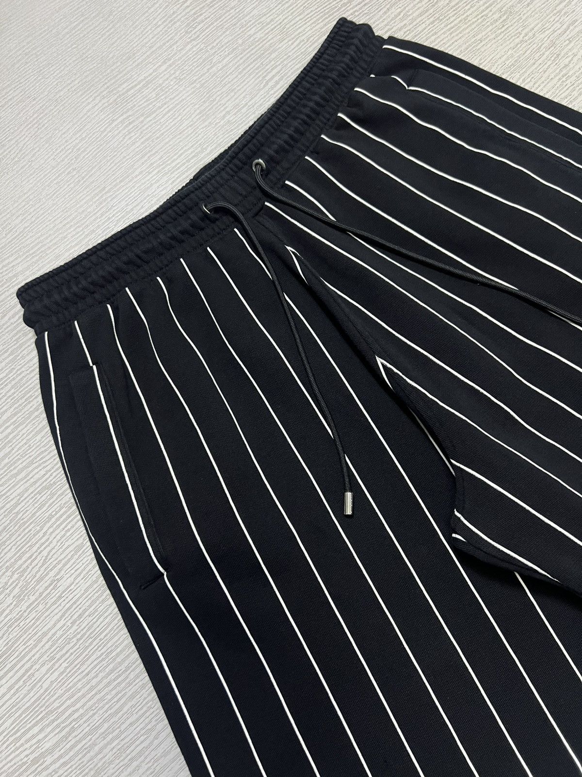 Givenchy Givenchy - Stars Stripe Sweatshorts Size US 30 / EU 46 - 4 Thumbnail