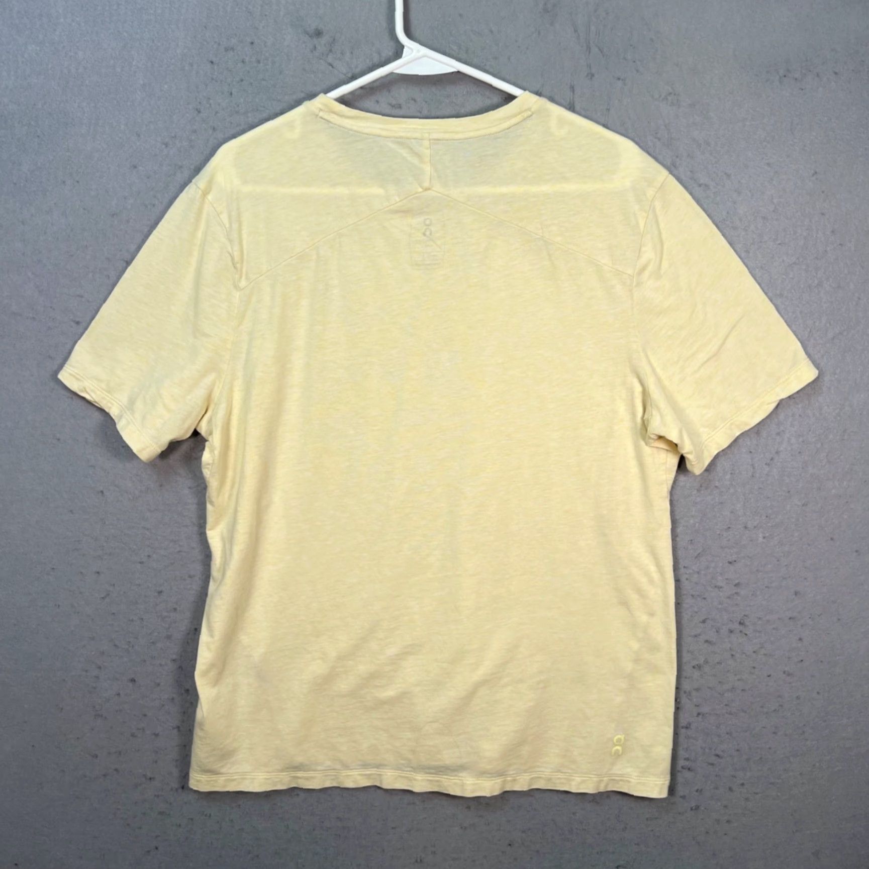 Vintage ON Running Mens Yellow T-Shirt Size Large Lightweight & Breathable Athletic Shirt Short Sleeve Crew Neck Activewear Cotton Polyester Logo Size US XL / EU 56 / 4 - 2 Thumbnail