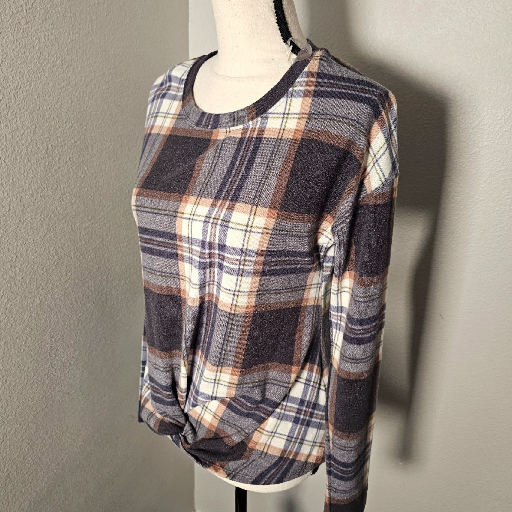 Vintage TRU SELF Women's Blouse Size S Cozy Soft Brown Plaid Long Sleeve Round Neck Classic Designer Size S / US 4 / IT 40 - 2 Thumbnail