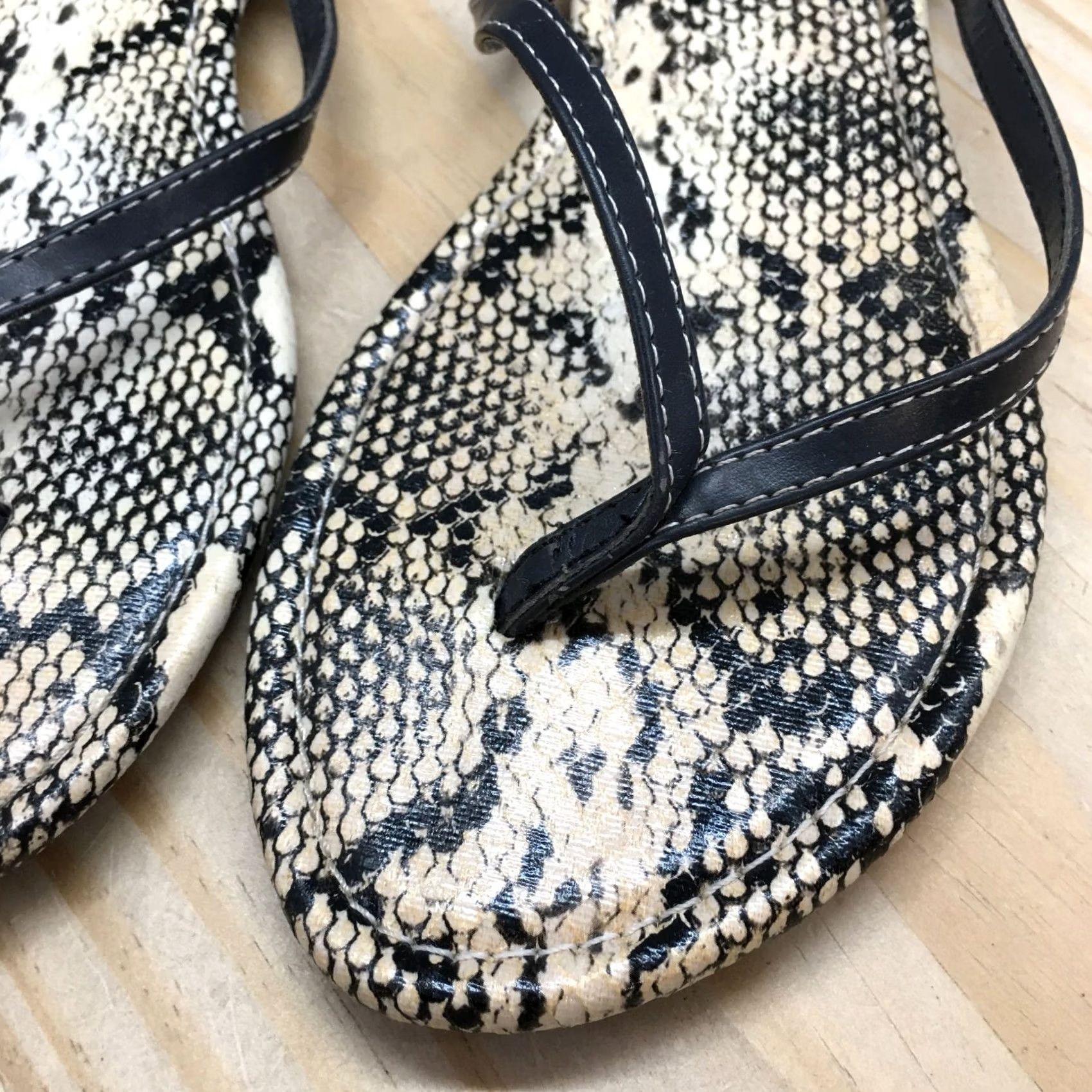 Vintage American Eagle Sandals Womens 9 Casual Slip On Thong Flats Black Faux Leather Size US 9 / IT 39 - 6 Thumbnail