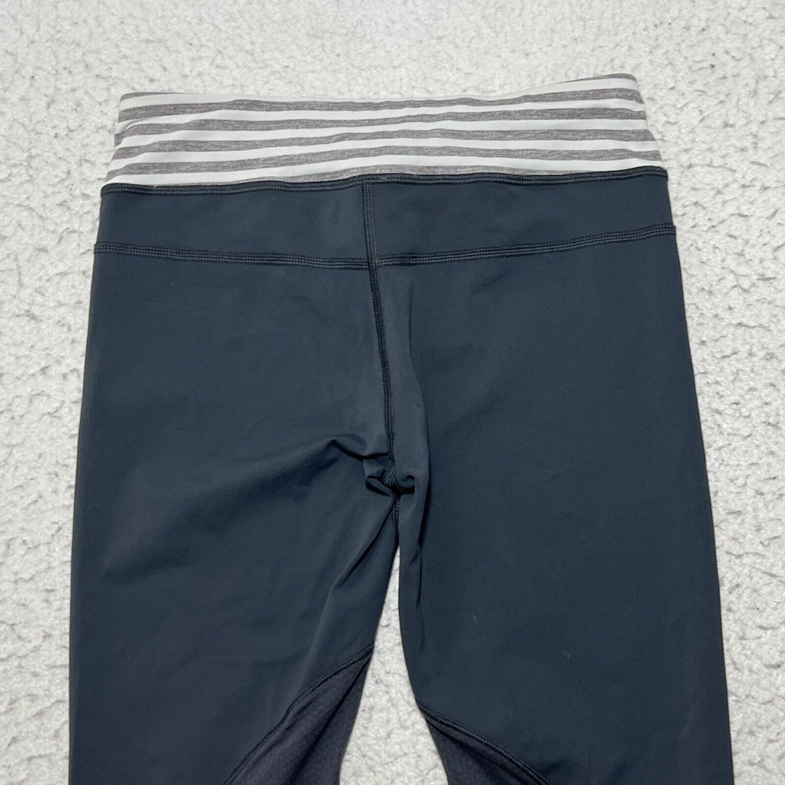 Lululemon LuluLemon Capri Length Wet Dry Warm Leggings Gray Yoga Pants Size 27" / US 4 / IT 40 - 7 Thumbnail