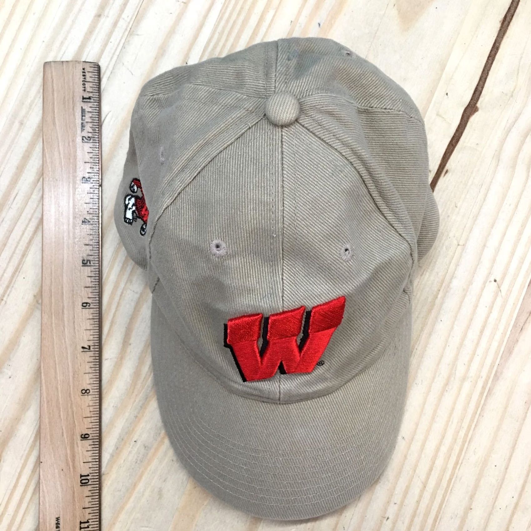 Vintage Wisconsin Badgers Baseball Cap Mens OS Beige Embroidered Logo Steve & Barry's Hat Size ONE SIZE - 3 Thumbnail