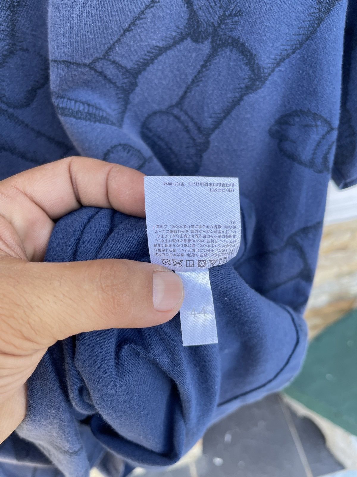 Kaws Last Drop🔥Rare🔥Kaws X Uniqlo T-Shirt Size US L / EU 52-54 / 3 - 6 Thumbnail
