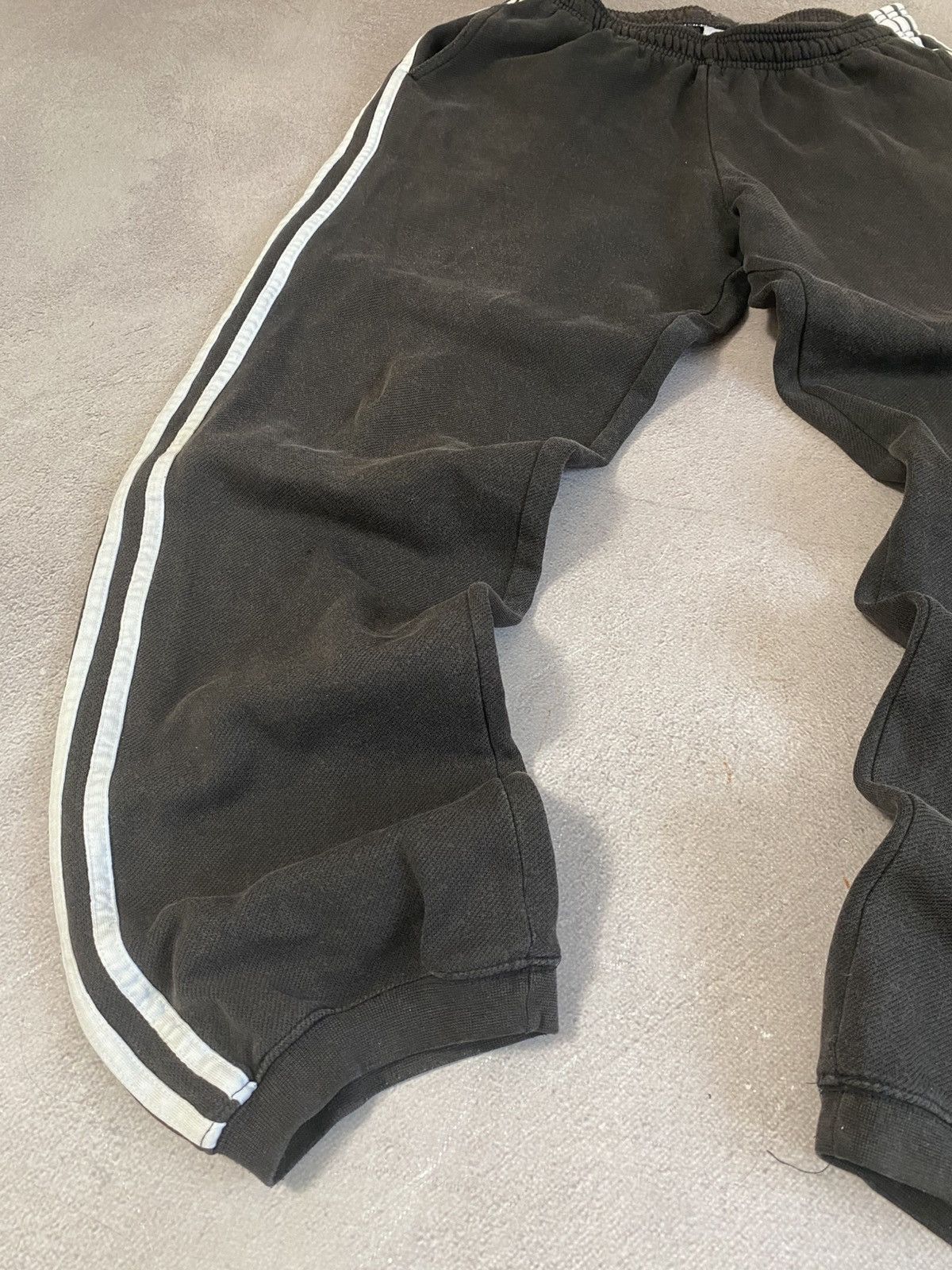 Adidas Adidas y2k workwear faded vintage sweatpants Size US 32 / EU 48 - 2 Thumbnail