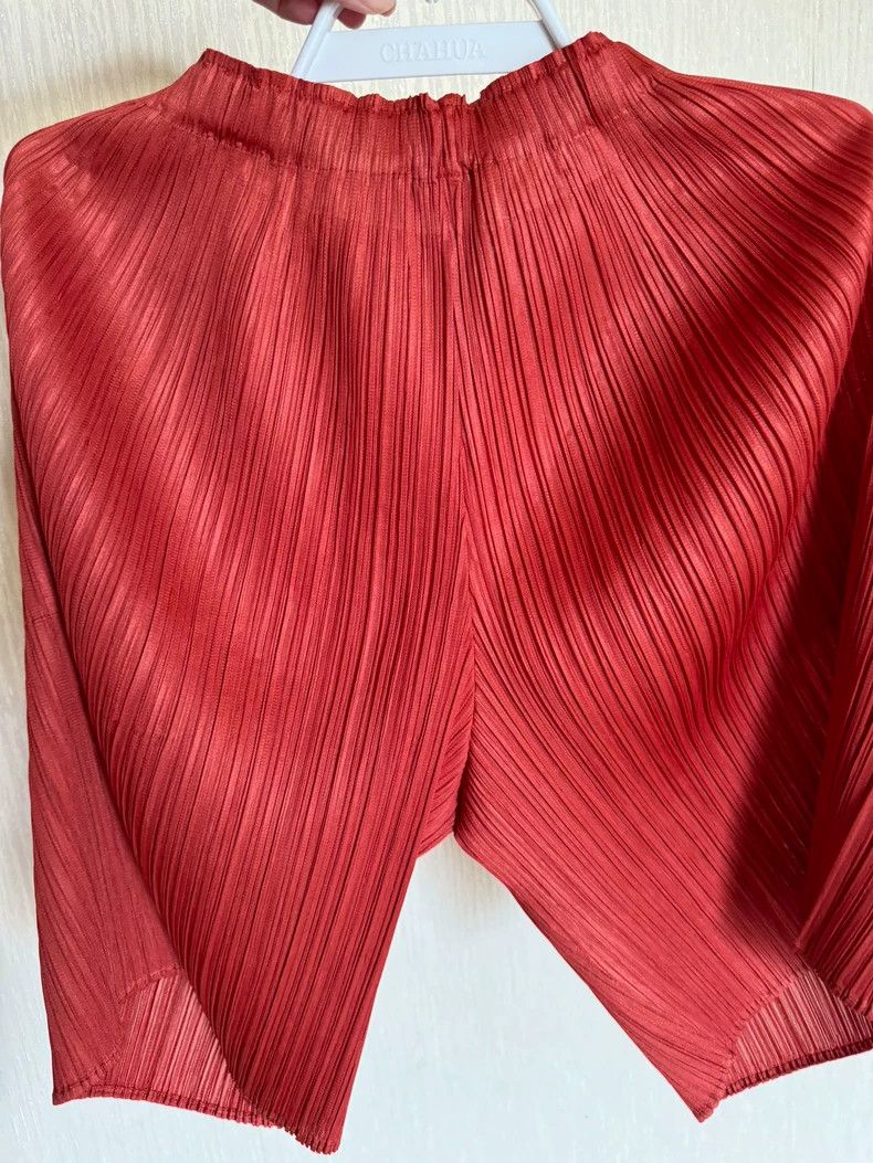Issey Miyake issey miyake size:3 Red pleated shorts Size US 26 / EU 42 - 2 Thumbnail