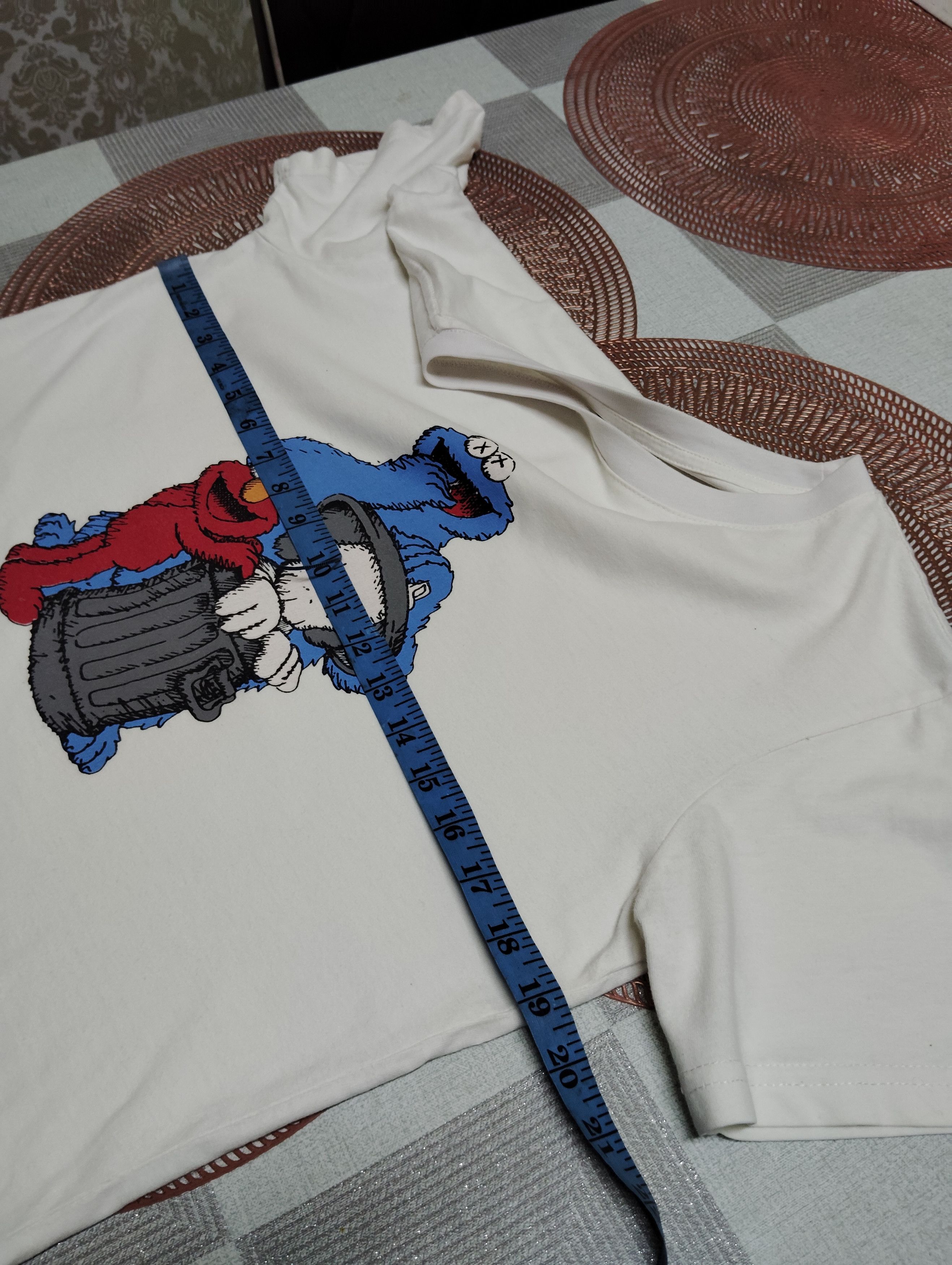 Kaws × Uniqlo KAWS x SESAME STREET T-SHIRT Size US M / EU 48-50 / 2 - 7 Thumbnail