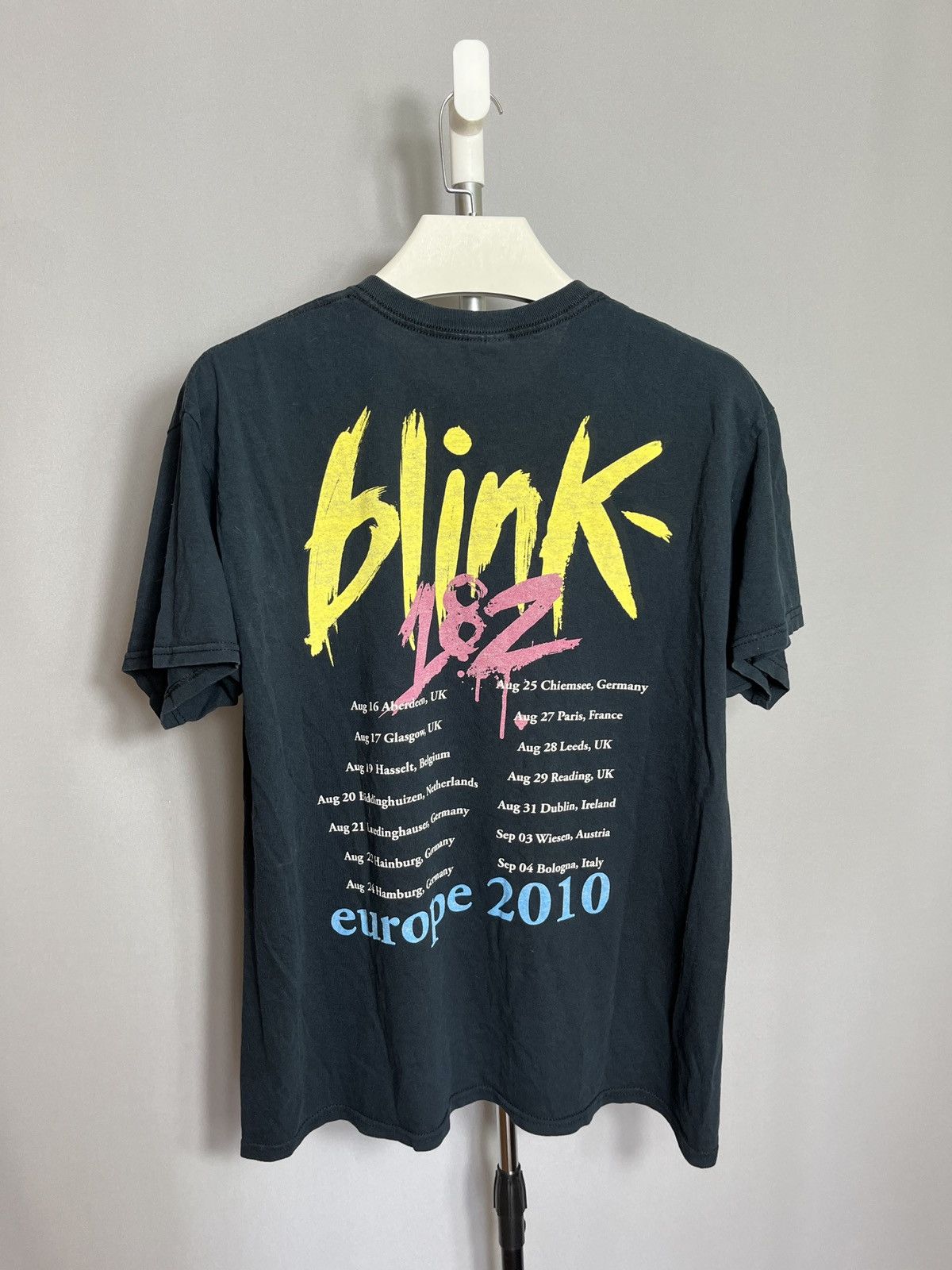 Band Tees × Gildan × Vintage Blink 182 Europe 2010 Tour Mens Black T-shirt Gildan Size US L / EU 52-54 / 3 - 3 Thumbnail