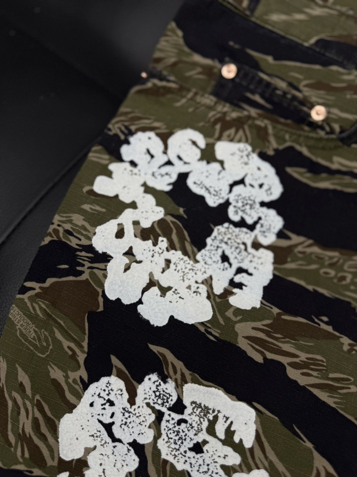 DENIM TEARS Denim Tears Cotton Wreath 2025 Shorts Size XL Camo (NEW) Size US 36 / EU 52 - 5 Thumbnail
