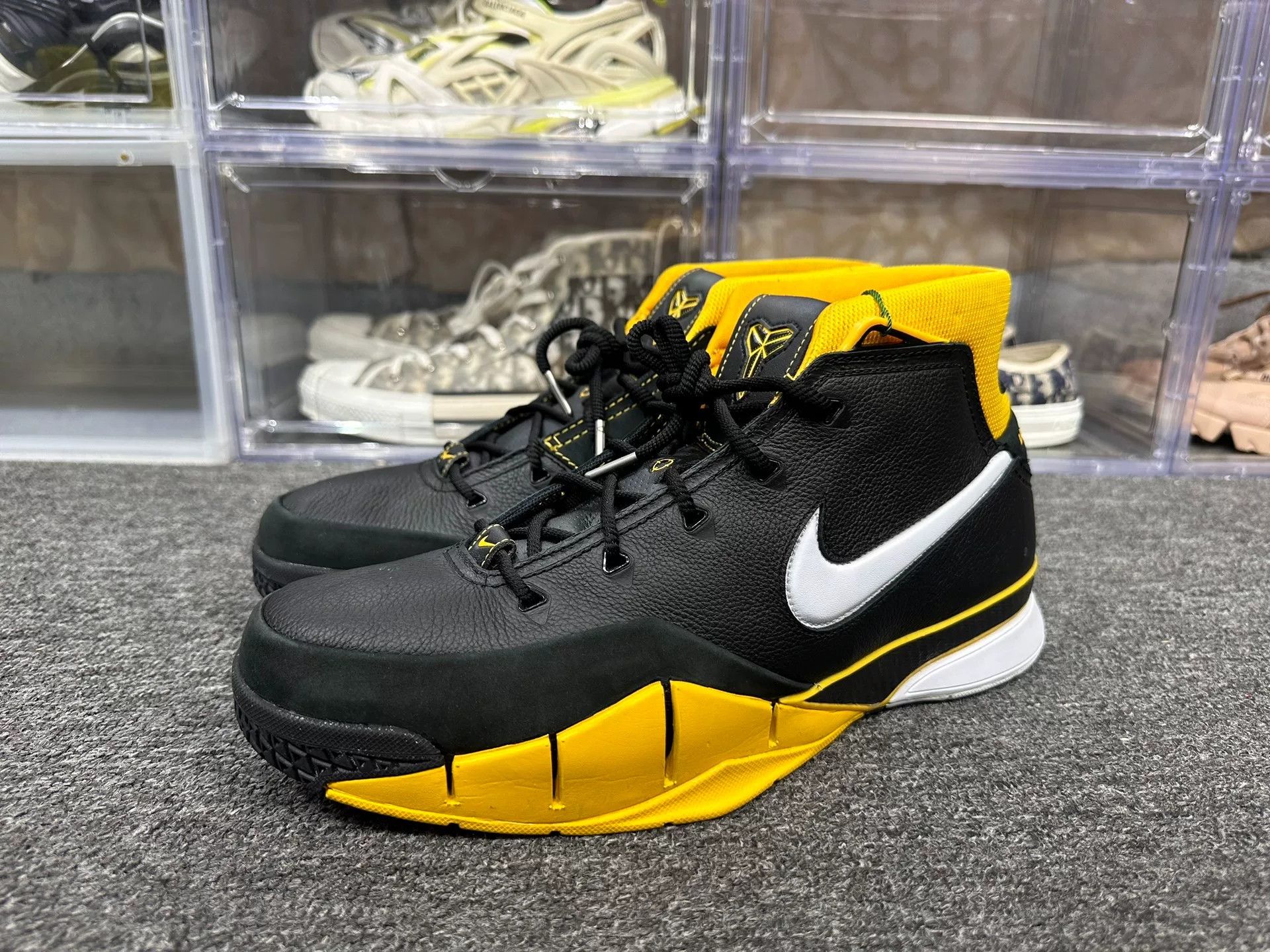 Nike Nike KOBE Yellow Lowtop Sneakers 12 Men Size US 12 / EU 45 - 1 Thumbnail